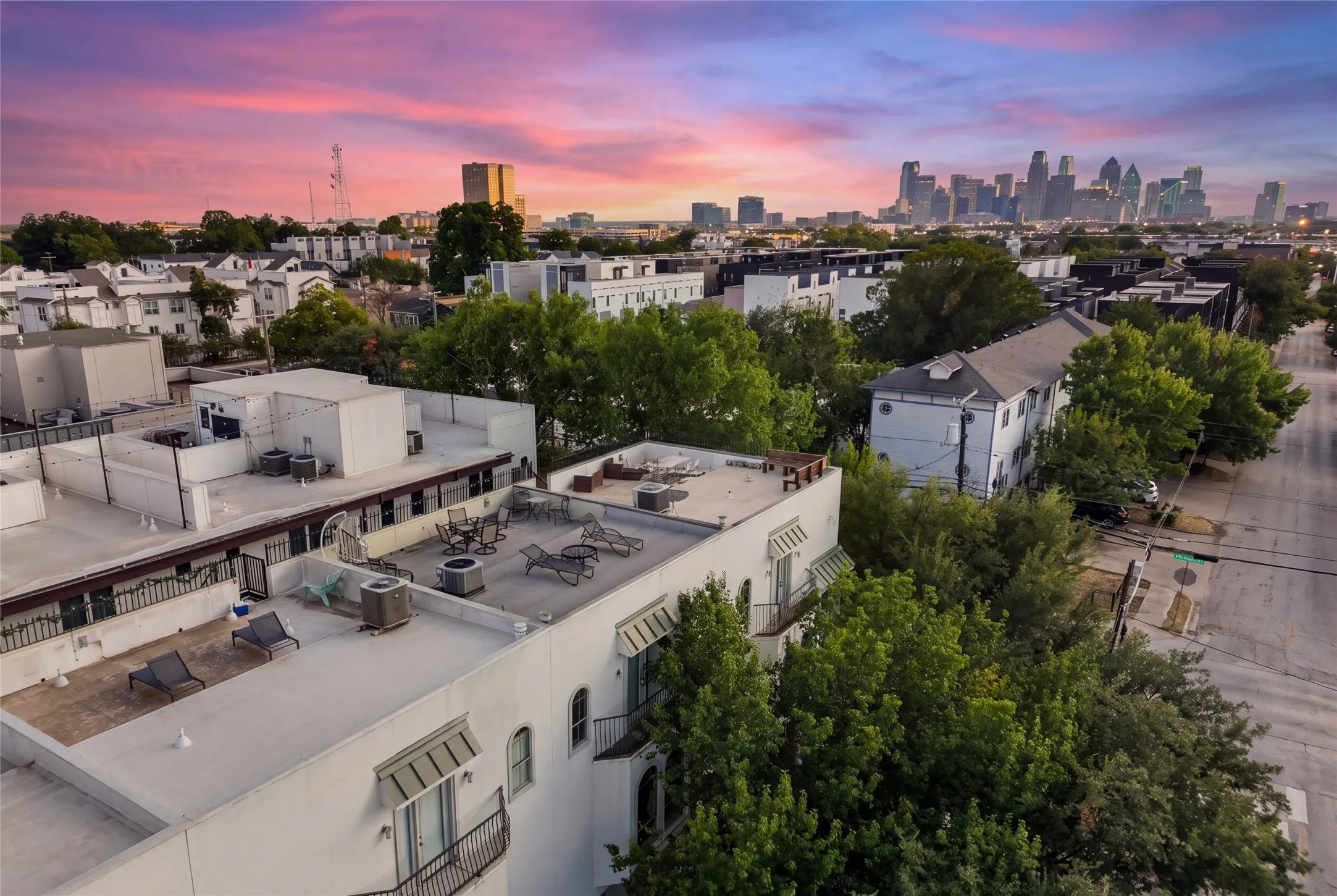 Condominium For Sale in Dallas County , 2022 N Fitzhugh Avenue B, Dallas, Texas 75204, 2 Bedroom, 3 Bathroom, 2 Garage spaces, 1,400 Sqft, built in 2006, mls#21373181, Real Estate Agent in Dallas, Homes For Sale in Dallas county, Homes For Sale in Dallas, Realtor in Dallas Texas, Real Estate Brokerage Independent Realty Texas, Luminita Cordes Realtor