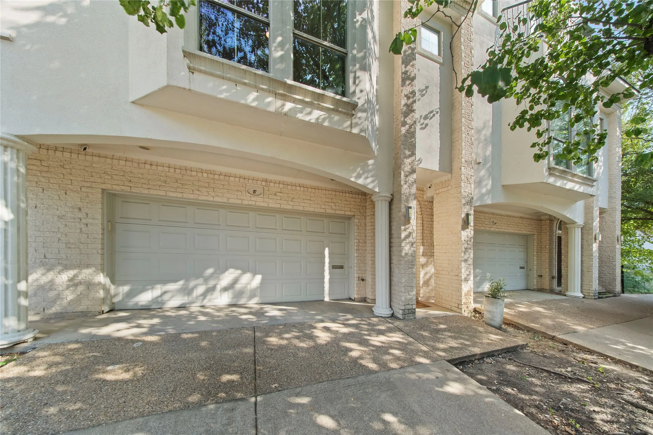 Condominium For Sale in Dallas County , 2022 N Fitzhugh Avenue B, Dallas, Texas 75204, 2 Bedroom, 3 Bathroom, 2 Garage spaces, 1,400 Sqft, built in 2006, mls#21373181, Real Estate Agent in Dallas, Homes For Sale in Dallas county, Homes For Sale in Dallas, Realtor in Dallas Texas, Real Estate Brokerage Independent Realty Texas, Luminita Cordes Realtor