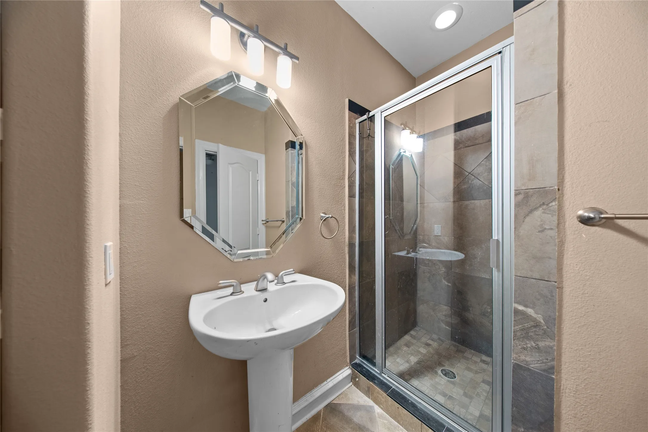 Condominium For Sale in Dallas County , 2022 N Fitzhugh Avenue B, Dallas, Texas 75204, 2 Bedroom, 3 Bathroom, 2 Garage spaces, 1,400 Sqft, built in 2006, mls#21373181, Real Estate Agent in Dallas, Homes For Sale in Dallas county, Homes For Sale in Dallas, Realtor in Dallas Texas, Real Estate Brokerage Independent Realty Texas, Luminita Cordes Realtor