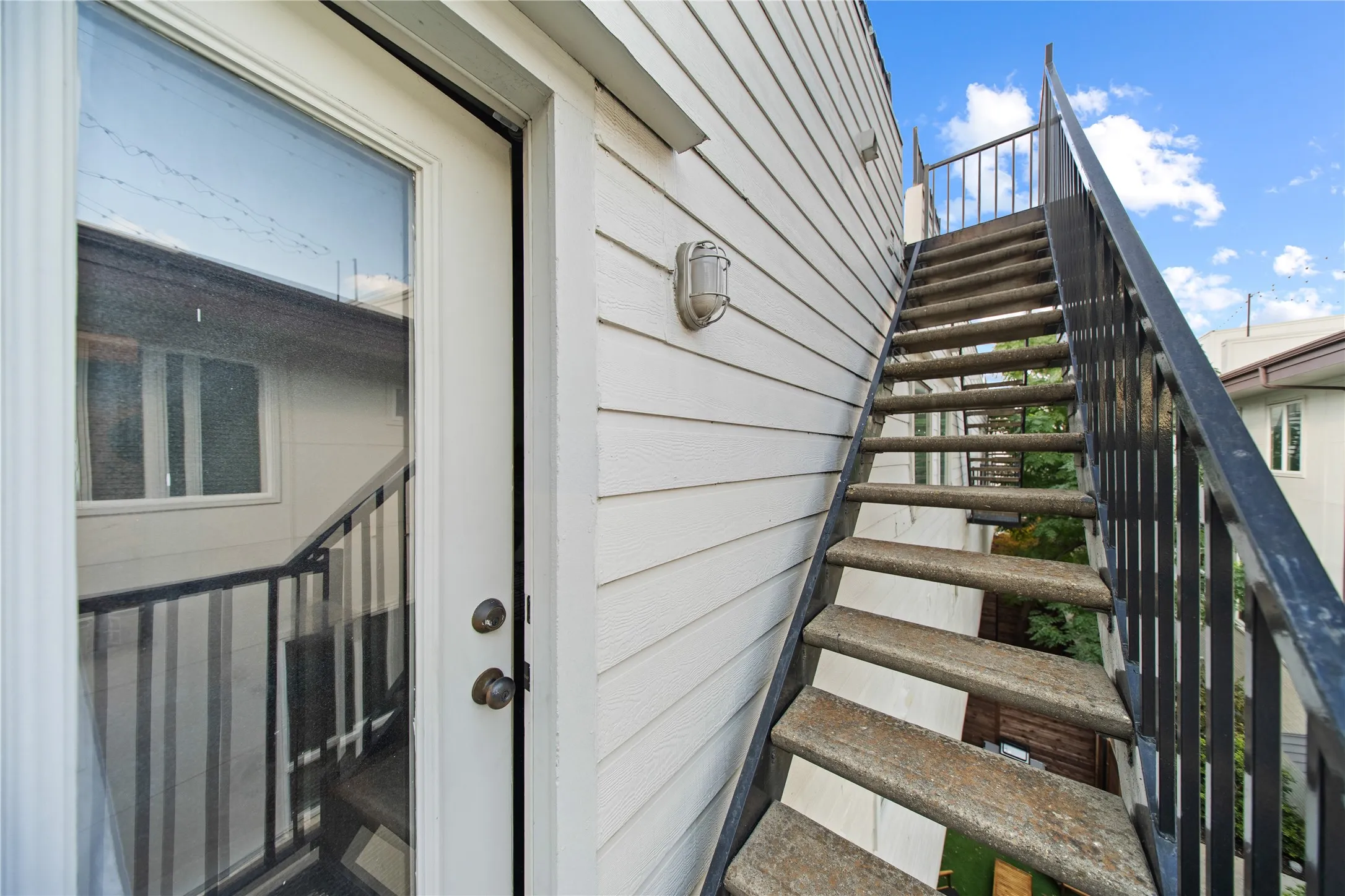 Condominium For Sale in Dallas County , 2022 N Fitzhugh Avenue B, Dallas, Texas 75204, 2 Bedroom, 3 Bathroom, 2 Garage spaces, 1,400 Sqft, built in 2006, mls#21373181, Real Estate Agent in Dallas, Homes For Sale in Dallas county, Homes For Sale in Dallas, Realtor in Dallas Texas, Real Estate Brokerage Independent Realty Texas, Luminita Cordes Realtor