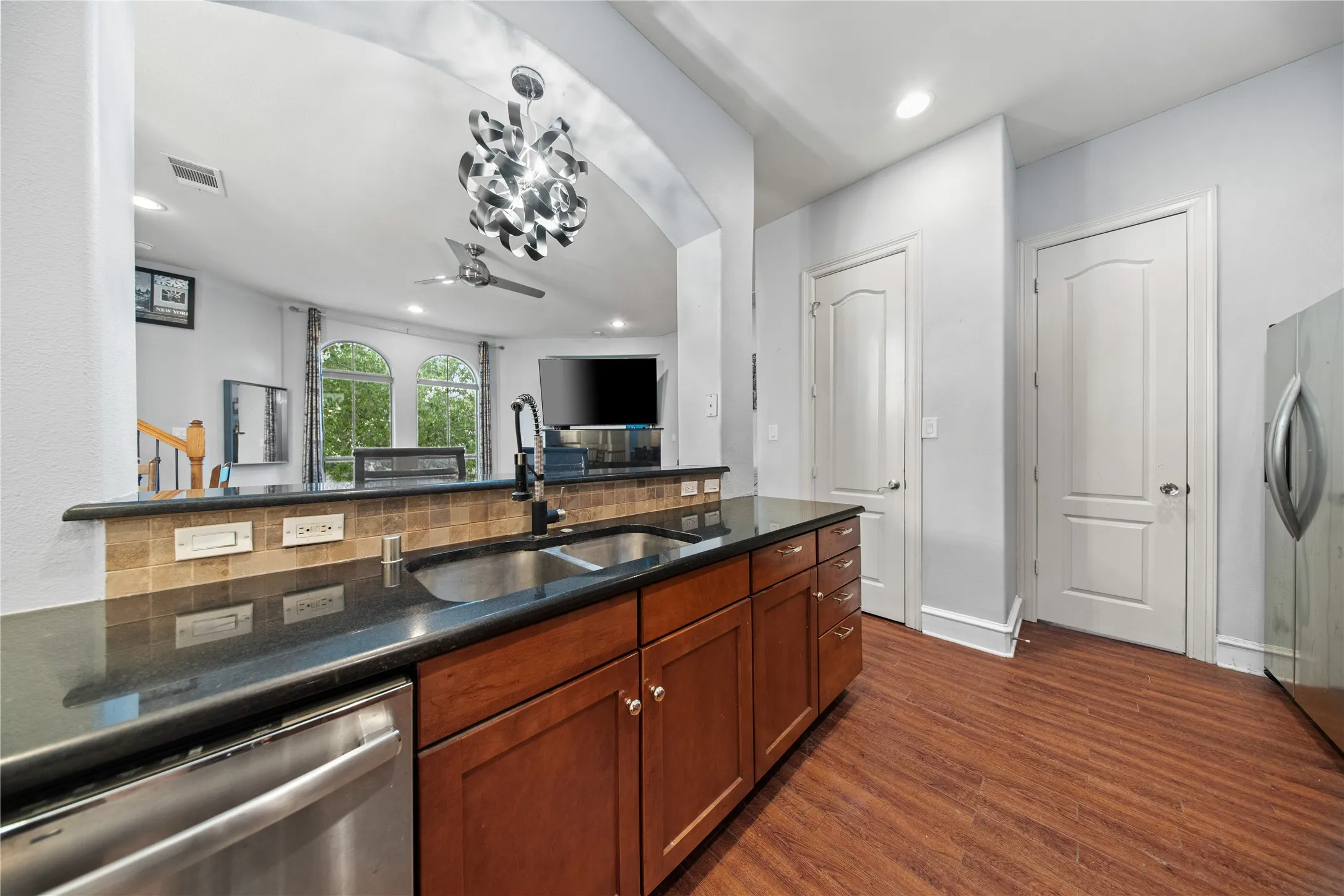 Condominium For Sale in Dallas County , 2022 N Fitzhugh Avenue B, Dallas, Texas 75204, 2 Bedroom, 3 Bathroom, 2 Garage spaces, 1,400 Sqft, built in 2006, mls#21373181, Real Estate Agent in Dallas, Homes For Sale in Dallas county, Homes For Sale in Dallas, Realtor in Dallas Texas, Real Estate Brokerage Independent Realty Texas, Luminita Cordes Realtor