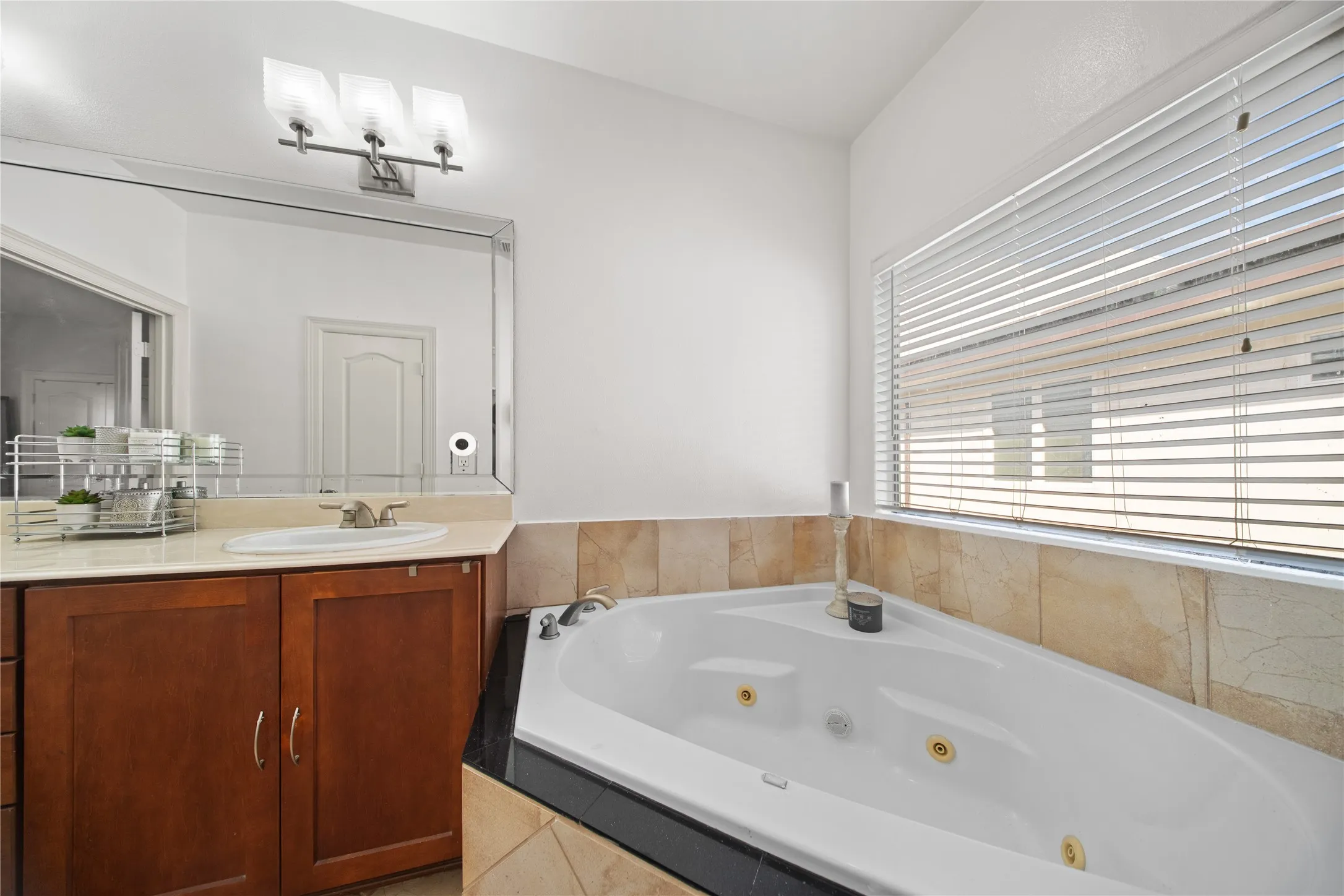 Condominium For Sale in Dallas County , 2022 N Fitzhugh Avenue B, Dallas, Texas 75204, 2 Bedroom, 3 Bathroom, 2 Garage spaces, 1,400 Sqft, built in 2006, mls#21373181, Real Estate Agent in Dallas, Homes For Sale in Dallas county, Homes For Sale in Dallas, Realtor in Dallas Texas, Real Estate Brokerage Independent Realty Texas, Luminita Cordes Realtor
