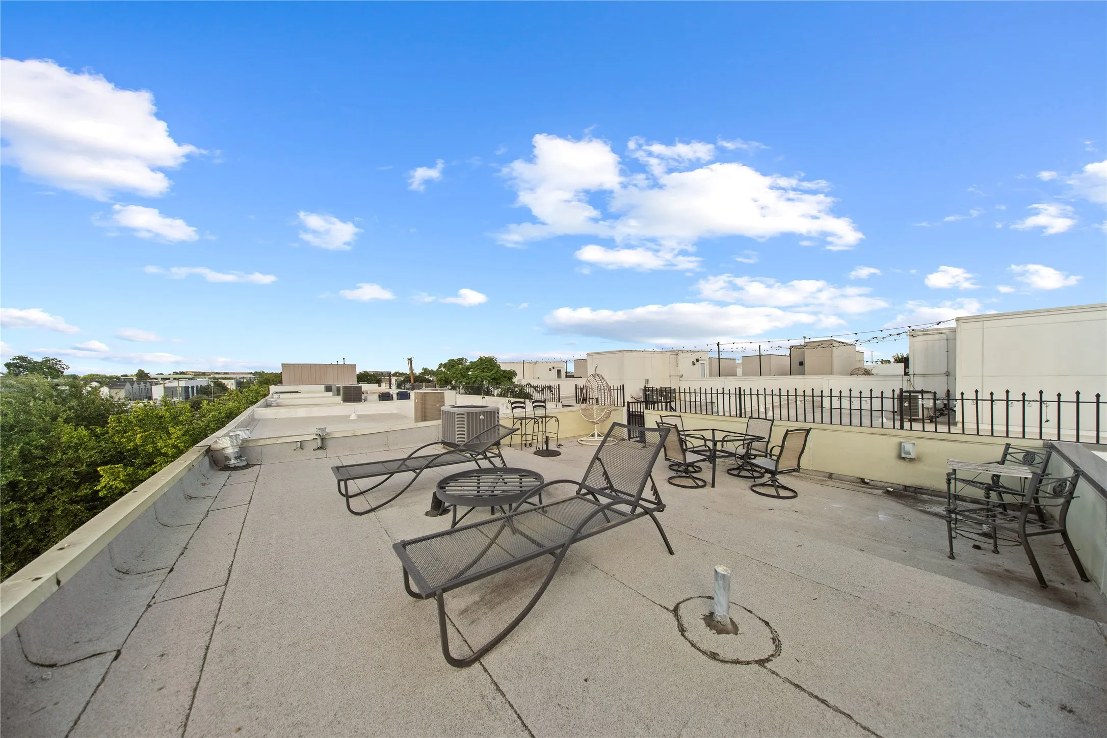 Condominium For Sale in Dallas County , 2022 N Fitzhugh Avenue B, Dallas, Texas 75204, 2 Bedroom, 3 Bathroom, 2 Garage spaces, 1,400 Sqft, built in 2006, mls#21373181, Real Estate Agent in Dallas, Homes For Sale in Dallas county, Homes For Sale in Dallas, Realtor in Dallas Texas, Real Estate Brokerage Independent Realty Texas, Luminita Cordes Realtor