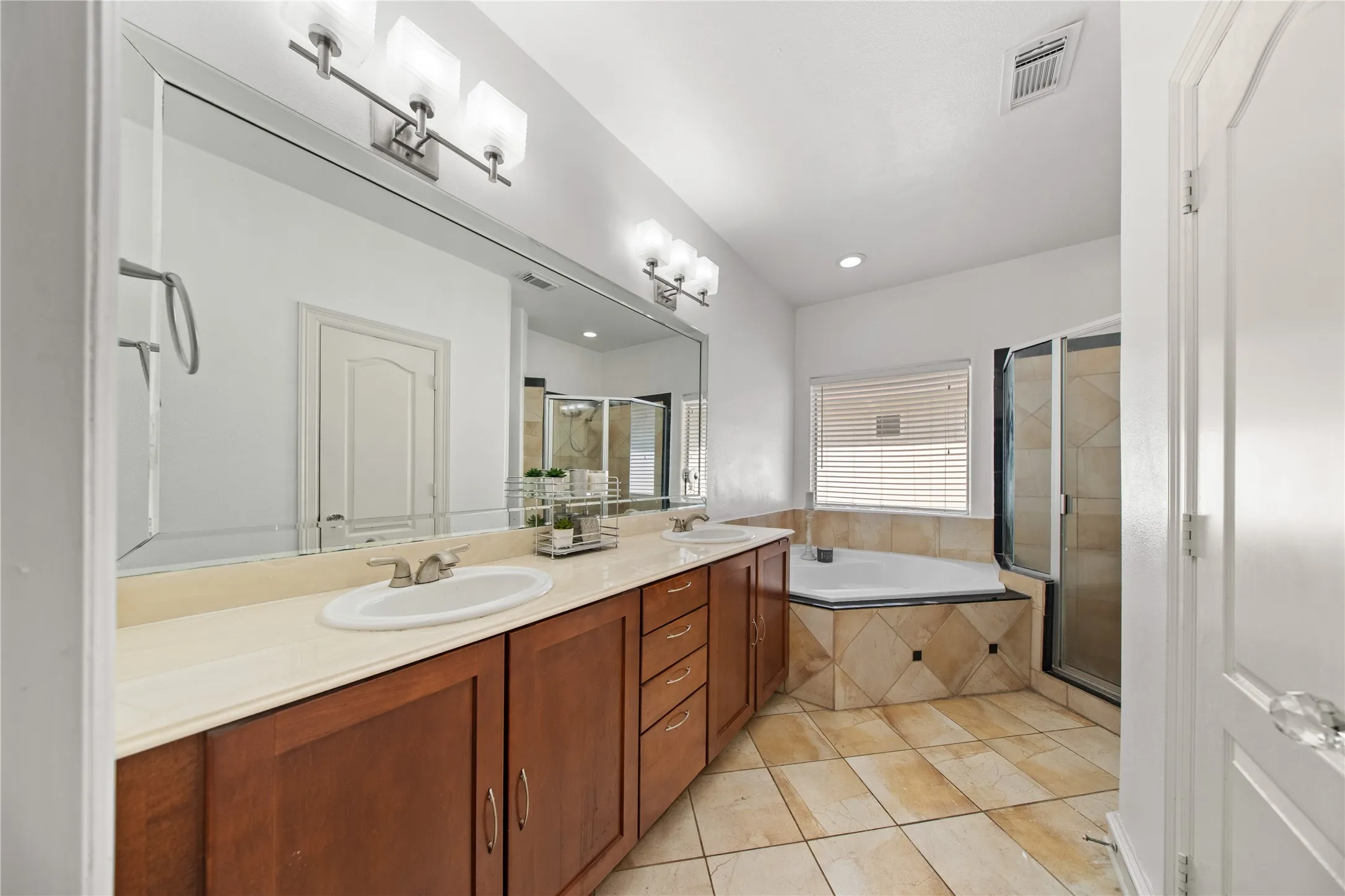 Condominium For Sale in Dallas County , 2022 N Fitzhugh Avenue B, Dallas, Texas 75204, 2 Bedroom, 3 Bathroom, 2 Garage spaces, 1,400 Sqft, built in 2006, mls#21373181, Real Estate Agent in Dallas, Homes For Sale in Dallas county, Homes For Sale in Dallas, Realtor in Dallas Texas, Real Estate Brokerage Independent Realty Texas, Luminita Cordes Realtor