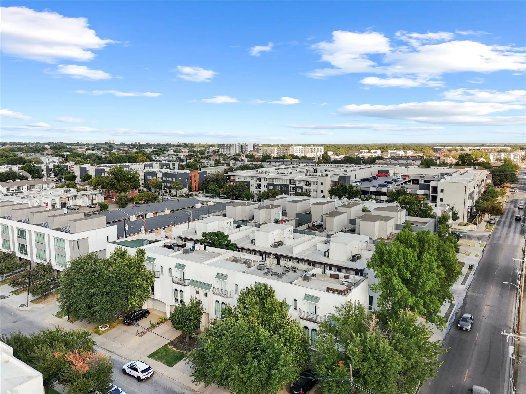 Condominium For Sale in Dallas County , 2022 N Fitzhugh Avenue B, Dallas, Texas 75204, 2 Bedroom, 3 Bathroom, 2 Garage spaces, 1,400 Sqft, built in 2006, mls#21373181, Real Estate Agent in Dallas, Homes For Sale in Dallas county, Homes For Sale in Dallas, Realtor in Dallas Texas, Real Estate Brokerage Independent Realty Texas, Luminita Cordes Realtor