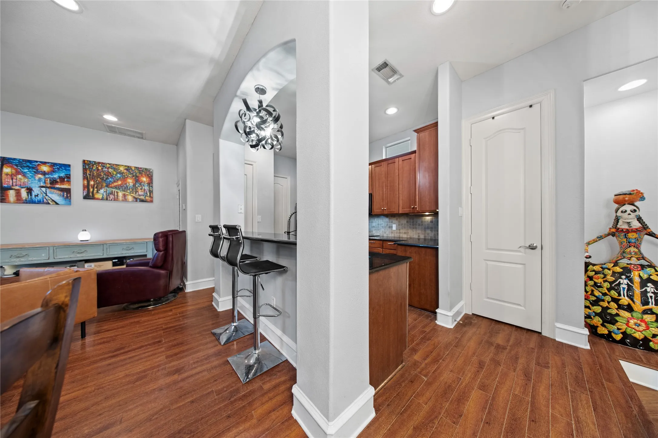 Condominium For Sale in Dallas County , 2022 N Fitzhugh Avenue B, Dallas, Texas 75204, 2 Bedroom, 3 Bathroom, 2 Garage spaces, 1,400 Sqft, built in 2006, mls#21373181, Real Estate Agent in Dallas, Homes For Sale in Dallas county, Homes For Sale in Dallas, Realtor in Dallas Texas, Real Estate Brokerage Independent Realty Texas, Luminita Cordes Realtor