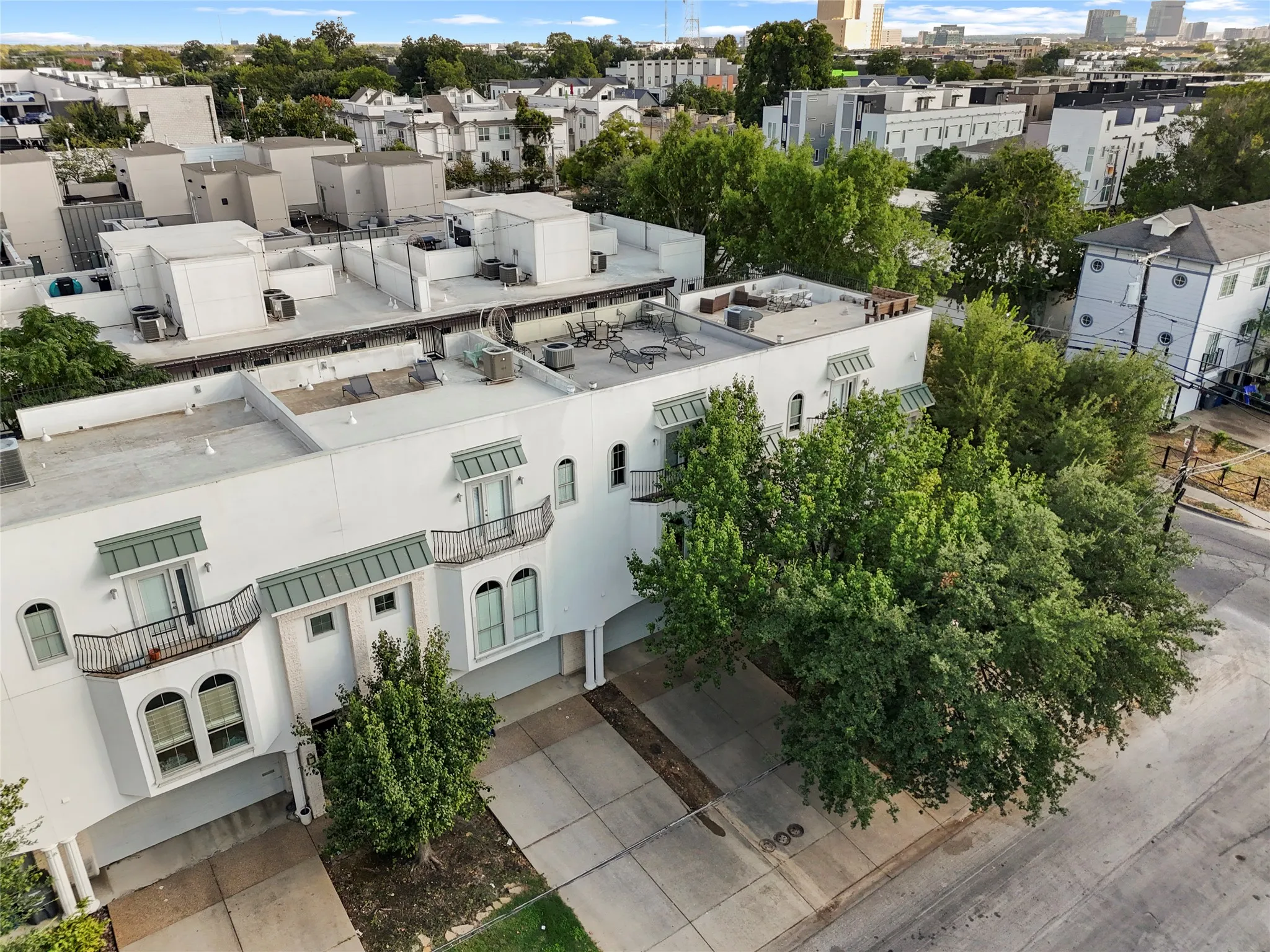 Condominium For Sale in Dallas County , 2022 N Fitzhugh Avenue B, Dallas, Texas 75204, 2 Bedroom, 3 Bathroom, 2 Garage spaces, 1,400 Sqft, built in 2006, mls#21373181, Real Estate Agent in Dallas, Homes For Sale in Dallas county, Homes For Sale in Dallas, Realtor in Dallas Texas, Real Estate Brokerage Independent Realty Texas, Luminita Cordes Realtor