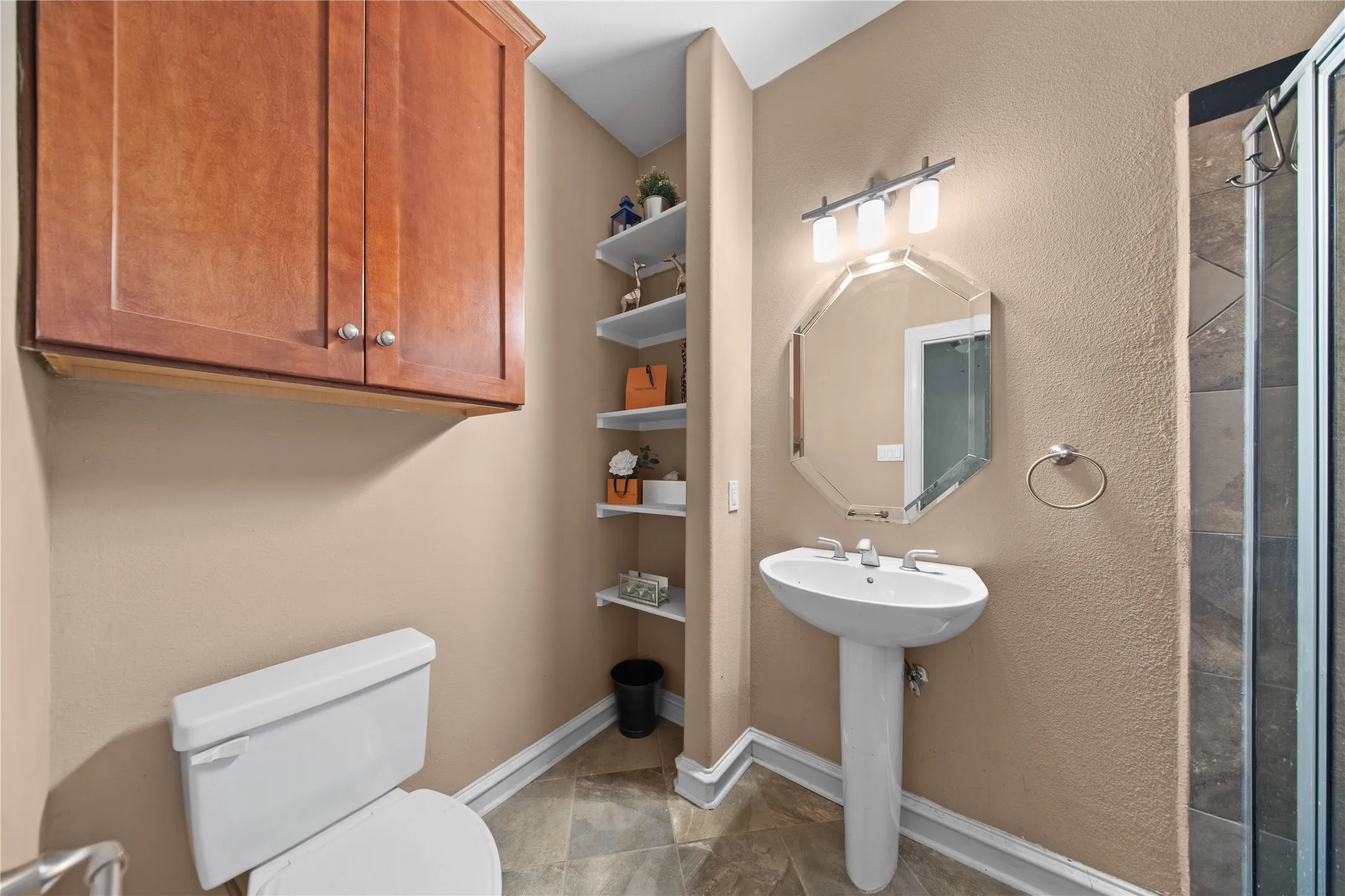 Condominium For Sale in Dallas County , 2022 N Fitzhugh Avenue B, Dallas, Texas 75204, 2 Bedroom, 3 Bathroom, 2 Garage spaces, 1,400 Sqft, built in 2006, mls#21373181, Real Estate Agent in Dallas, Homes For Sale in Dallas county, Homes For Sale in Dallas, Realtor in Dallas Texas, Real Estate Brokerage Independent Realty Texas, Luminita Cordes Realtor
