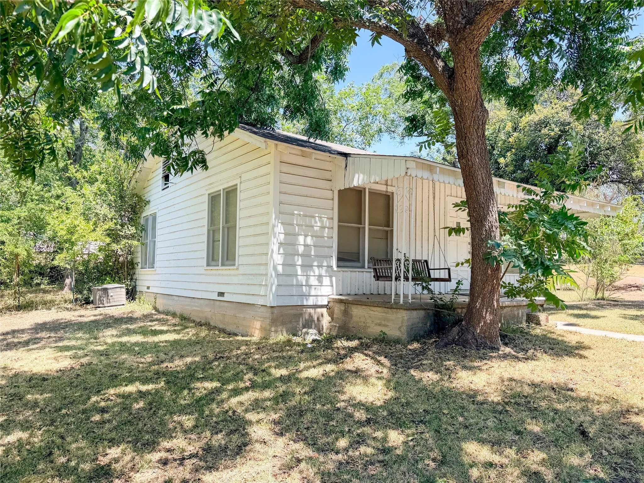 Single Family Residence For Sale in Mc Lennan County , 2701 Park Avenue, Waco, Texas 76711, 3 Bedroom, 1 Bathroom, 2 Garage spaces, 1,056 Sqft, built in 1950, mls#21372380, Real Estate Agent in Waco, Homes For Sale in Mc Lennan county, Homes For Sale in Waco, Realtor in Waco Texas, Real Estate Brokerage Independent Realty Texas, Luminita Cordes Realtor