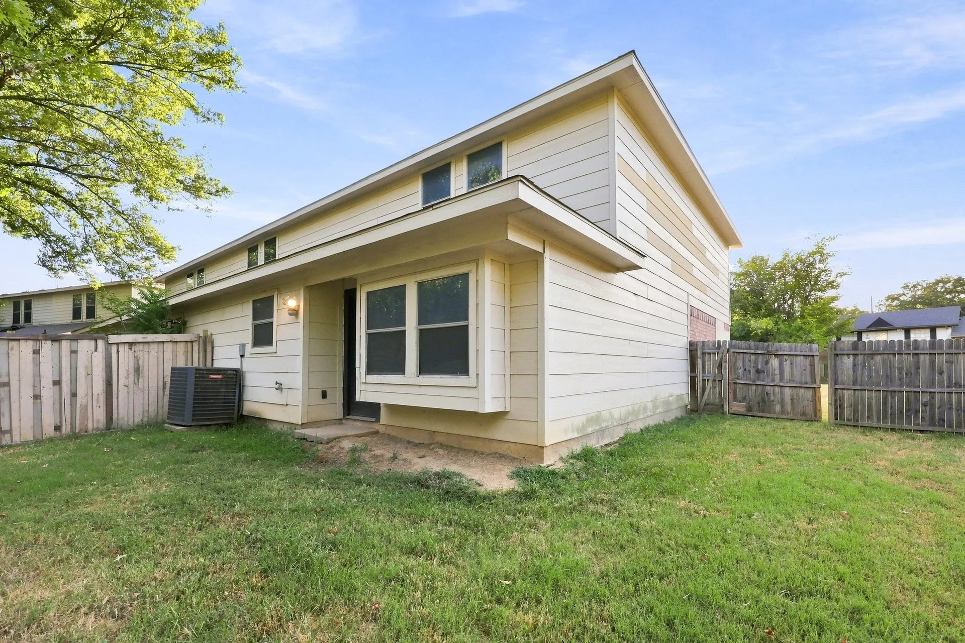 Townhouse For Rent in Dallas County , 230 Creek Cove Drive, Dallas, Texas 75217, 3 Bedroom, 3 Bathroom, 2 Garage spaces, 1,347 Sqft, built in 2007, mls#21373184, Real Estate Agent in Dallas, Homes For Rent in Dallas county, Homes For Rent in Dallas, Realtor in Dallas Texas, Real Estate Brokerage Independent Realty Texas, Luminita Cordes Realtor