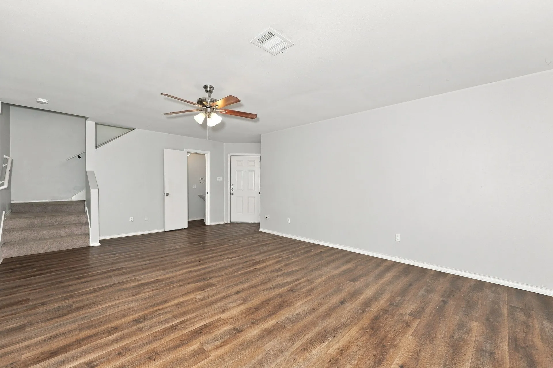 Townhouse For Rent in Dallas County , 230 Creek Cove Drive, Dallas, Texas 75217, 3 Bedroom, 3 Bathroom, 2 Garage spaces, 1,347 Sqft, built in 2007, mls#21373184, Real Estate Agent in Dallas, Homes For Rent in Dallas county, Homes For Rent in Dallas, Realtor in Dallas Texas, Real Estate Brokerage Independent Realty Texas, Luminita Cordes Realtor