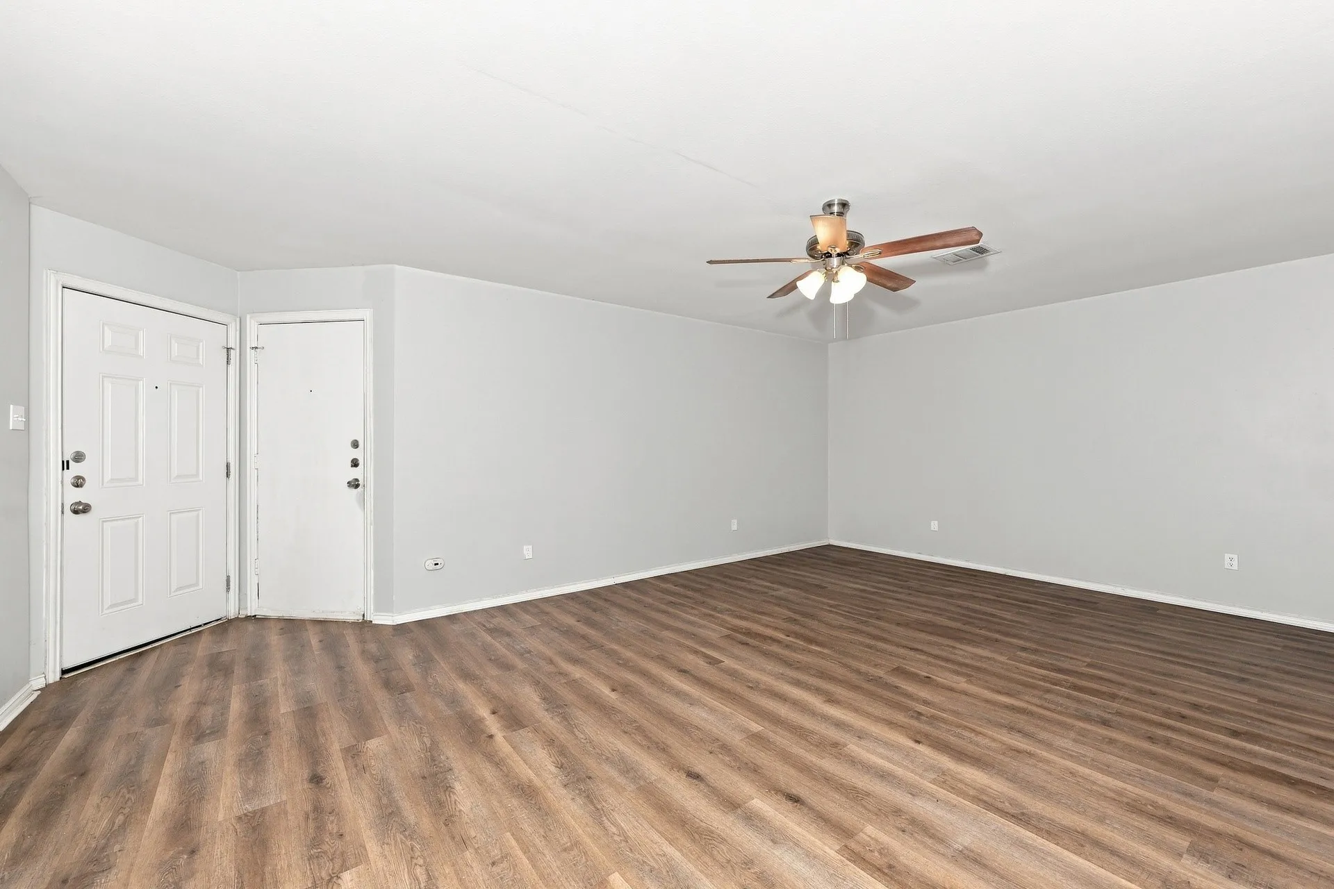 Townhouse For Rent in Dallas County , 230 Creek Cove Drive, Dallas, Texas 75217, 3 Bedroom, 3 Bathroom, 2 Garage spaces, 1,347 Sqft, built in 2007, mls#21373184, Real Estate Agent in Dallas, Homes For Rent in Dallas county, Homes For Rent in Dallas, Realtor in Dallas Texas, Real Estate Brokerage Independent Realty Texas, Luminita Cordes Realtor