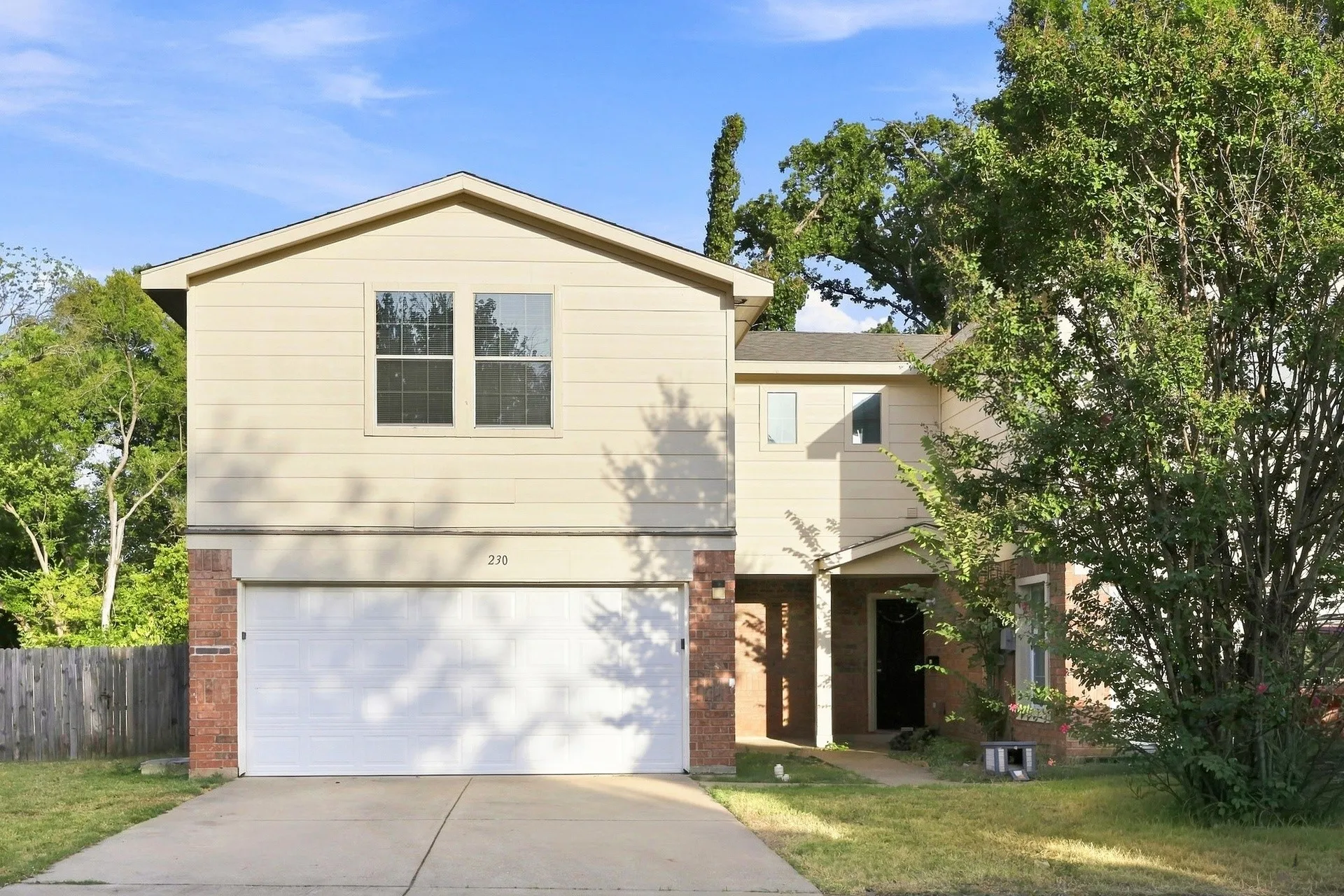 Townhouse For Rent in Dallas County , 230 Creek Cove Drive, Dallas, Texas 75217, 3 Bedroom, 3 Bathroom, 2 Garage spaces, 1,347 Sqft, built in 2007, mls#21373184, Real Estate Agent in Dallas, Homes For Rent in Dallas county, Homes For Rent in Dallas, Realtor in Dallas Texas, Real Estate Brokerage Independent Realty Texas, Luminita Cordes Realtor