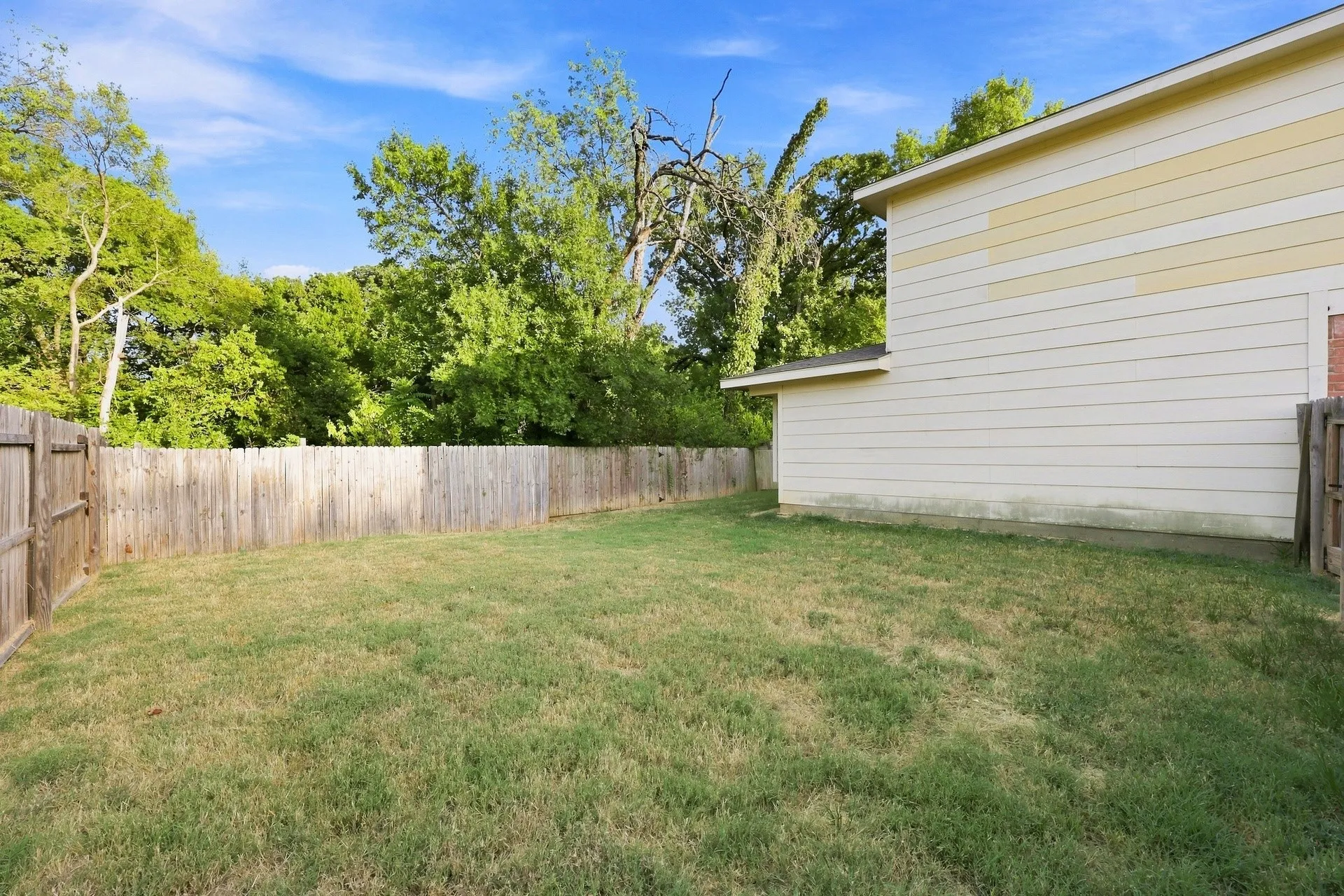 Townhouse For Rent in Dallas County , 230 Creek Cove Drive, Dallas, Texas 75217, 3 Bedroom, 3 Bathroom, 2 Garage spaces, 1,347 Sqft, built in 2007, mls#21373184, Real Estate Agent in Dallas, Homes For Rent in Dallas county, Homes For Rent in Dallas, Realtor in Dallas Texas, Real Estate Brokerage Independent Realty Texas, Luminita Cordes Realtor
