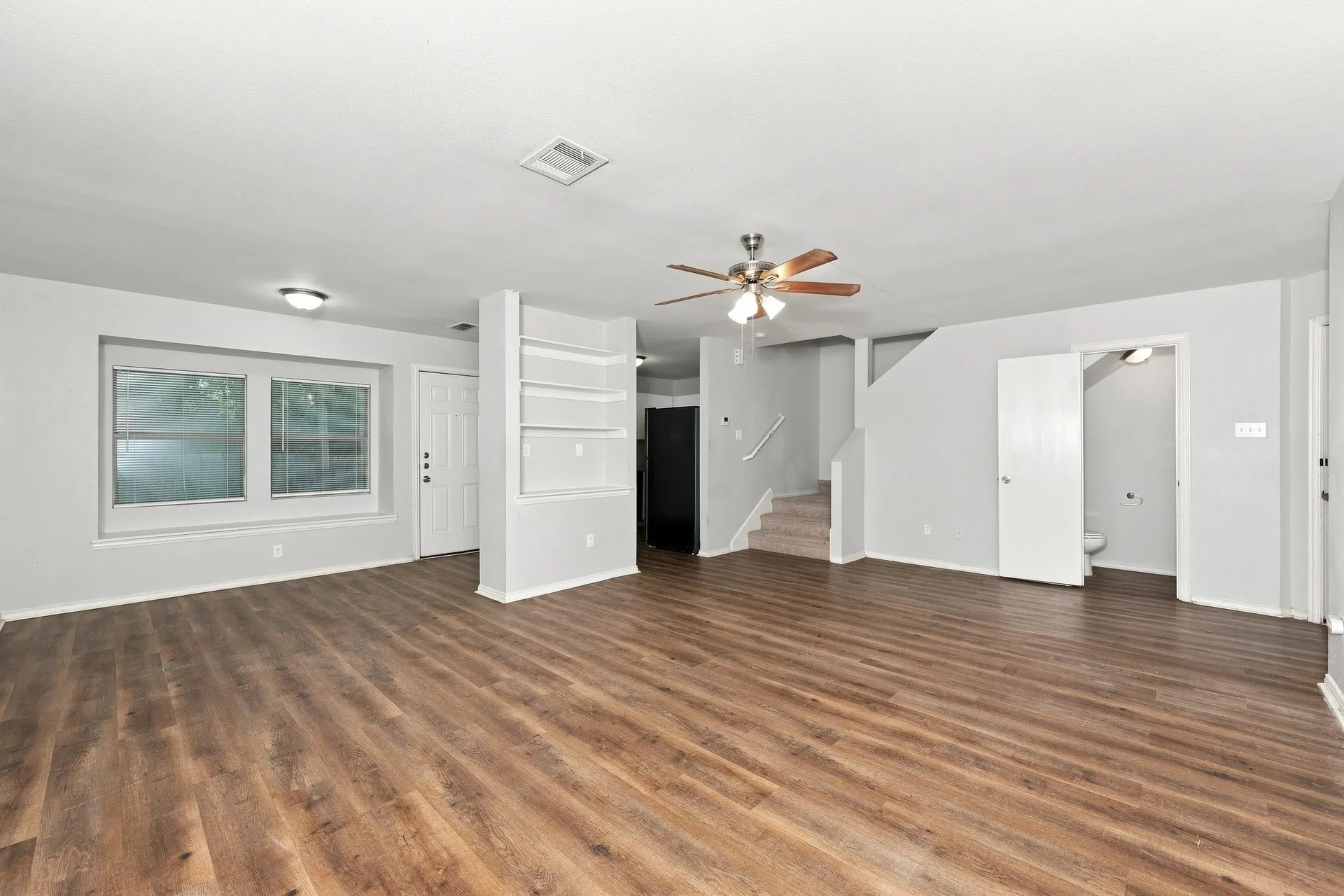 Townhouse For Rent in Dallas County , 230 Creek Cove Drive, Dallas, Texas 75217, 3 Bedroom, 3 Bathroom, 2 Garage spaces, 1,347 Sqft, built in 2007, mls#21373184, Real Estate Agent in Dallas, Homes For Rent in Dallas county, Homes For Rent in Dallas, Realtor in Dallas Texas, Real Estate Brokerage Independent Realty Texas, Luminita Cordes Realtor