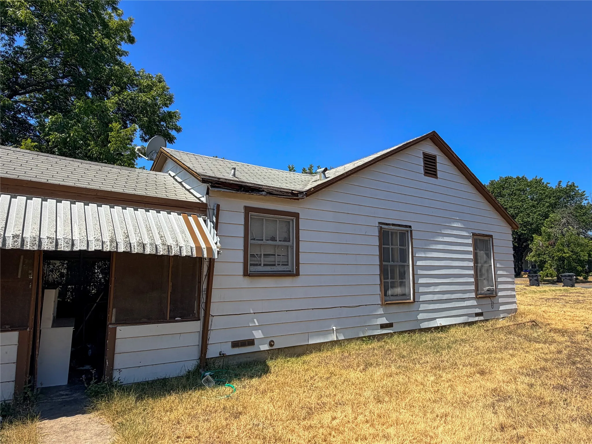 Single Family Residence For Sale in Mc Lennan County , 3400 Colcord Avenue, Waco, Texas 76707, 2 Bedroom, 1 Bathroom, 2 Garage spaces, 908 Sqft, built in 1947, mls#21372256, Real Estate Agent in Waco, Homes For Sale in Mc Lennan county, Homes For Sale in Waco, Realtor in Waco Texas, Real Estate Brokerage Independent Realty Texas, Luminita Cordes Realtor