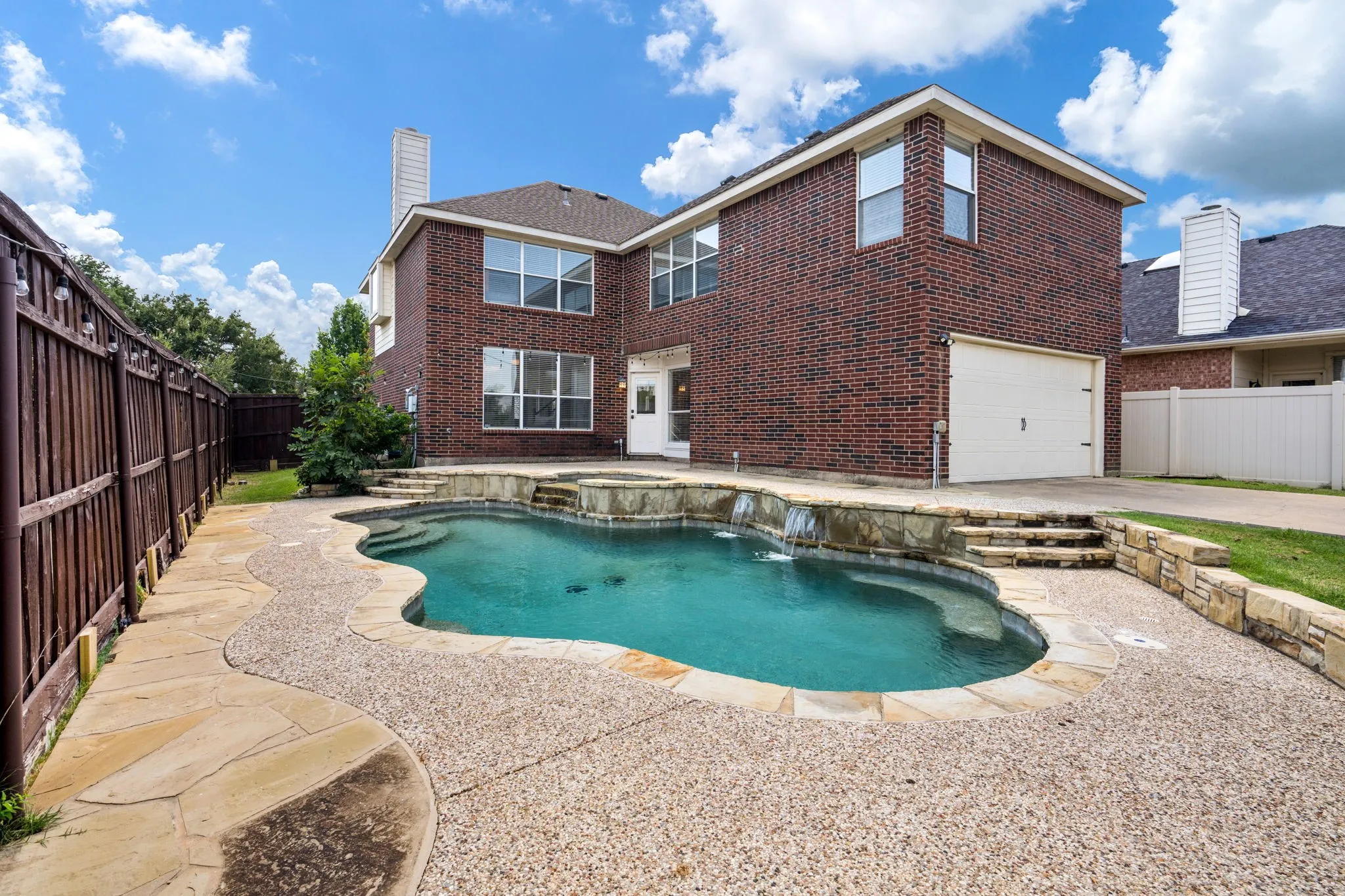 Vaulted ceiling with a ceiling fan, wood-finish flooring, and white window blinds w stunning views of Lake Lewisville