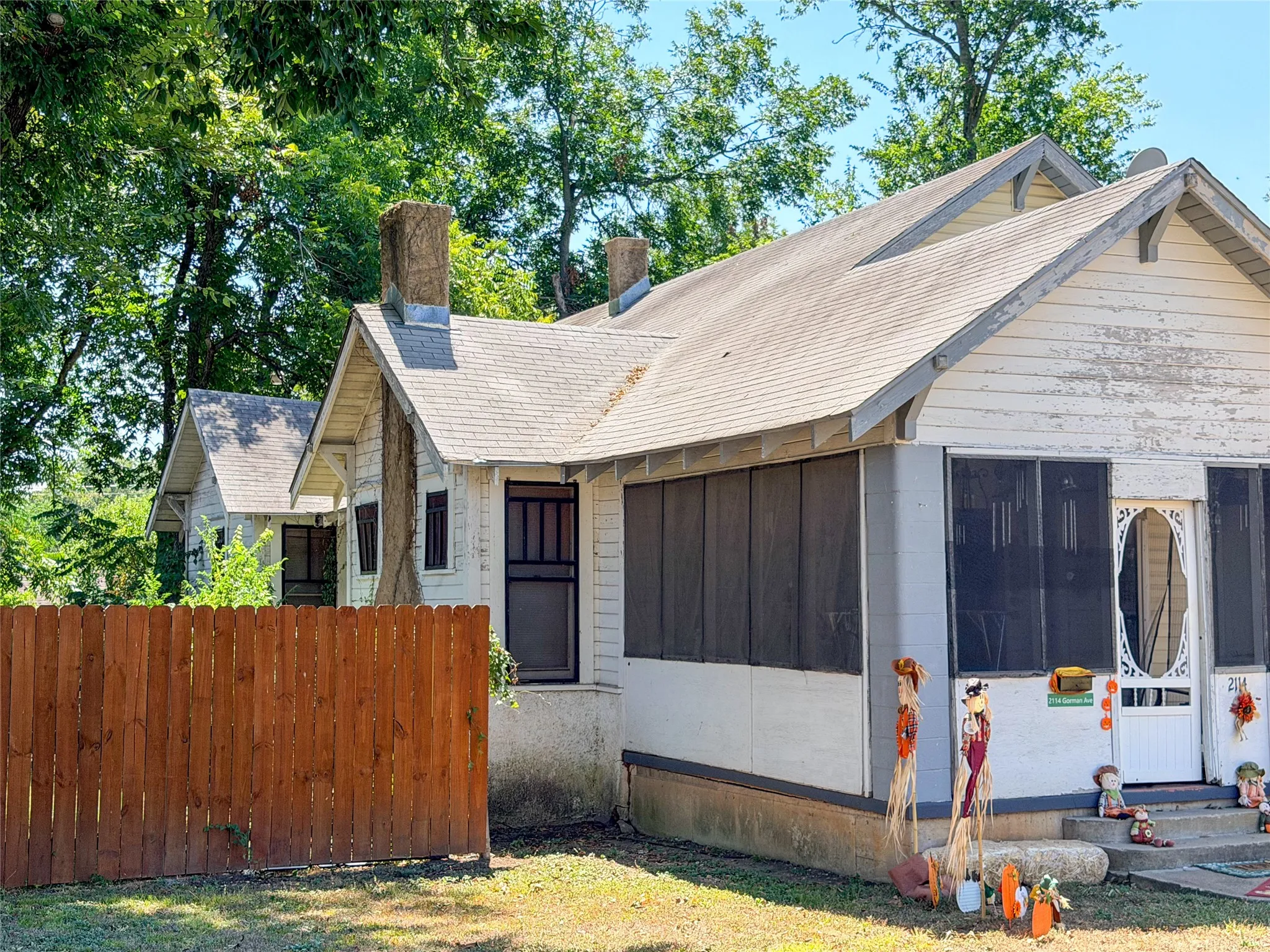 Single Family Residence For Sale in Mc Lennan County , 2114 Gorman Avenue, Waco, Texas 76707, 3 Bedroom, 1 Bathroom, Garage spaces, 1,182 Sqft, built in 1912, mls#21372573, Real Estate Agent in Waco, Homes For Sale in Mc Lennan county, Homes For Sale in Waco, Realtor in Waco Texas, Real Estate Brokerage Independent Realty Texas, Luminita Cordes Realtor