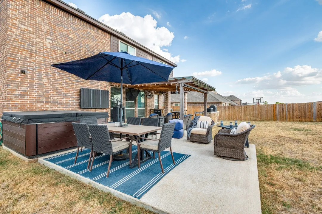 Hottub and 2nd table area