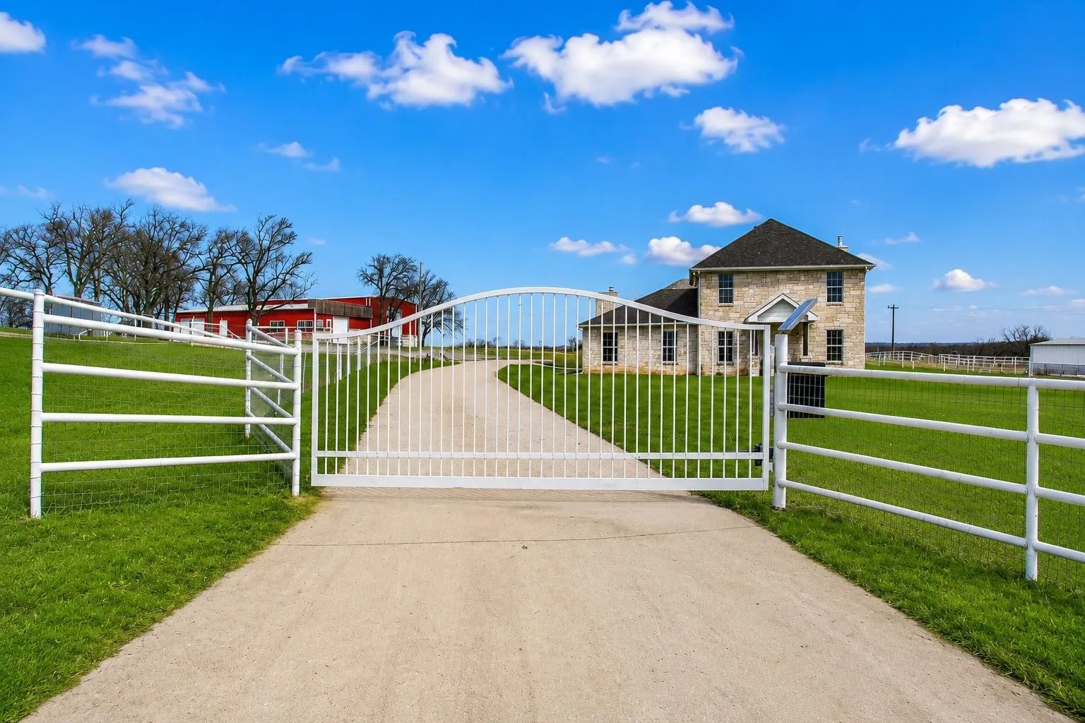 Single Family Residence For Rent in Wise County , 470 County Road 3198, Decatur, Texas 76234, 4 Bedroom, 5 Bathroom, 2 Garage spaces, 2,627 Sqft, built in 2000, mls#21373207, Real Estate Agent in Decatur, Homes For Rent in Wise county, Homes For Rent in Decatur, Realtor in Decatur Texas, Real Estate Brokerage Independent Realty Texas, Luminita Cordes Realtor