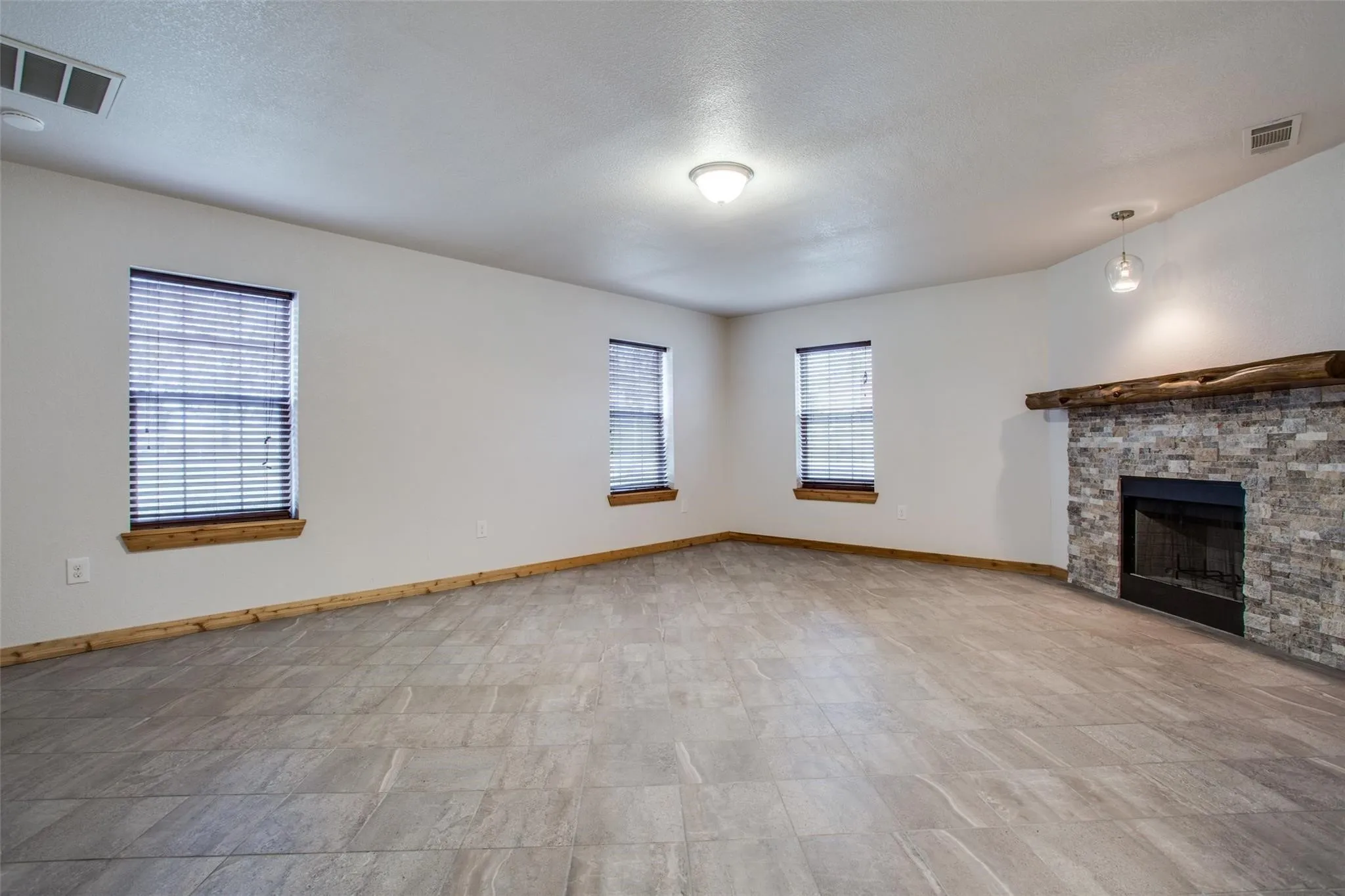 Single Family Residence For Rent in Wise County , 470 County Road 3198, Decatur, Texas 76234, 4 Bedroom, 5 Bathroom, 2 Garage spaces, 2,627 Sqft, built in 2000, mls#21373207, Real Estate Agent in Decatur, Homes For Rent in Wise county, Homes For Rent in Decatur, Realtor in Decatur Texas, Real Estate Brokerage Independent Realty Texas, Luminita Cordes Realtor