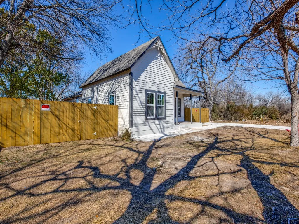 Single Family Residence For Sale in Tarrant County , 3204 5TH Avenue, Fort Worth, Texas 76110, 3 Bedroom, 2 Bathroom, Garage spaces, 1,278 Sqft, built in 1952, mls#21373188, Real Estate Agent in Fort Worth, Homes For Sale in Tarrant county, Homes For Sale in Fort Worth, Realtor in Fort Worth Texas, Real Estate Brokerage Independent Realty Texas, Luminita Cordes Realtor