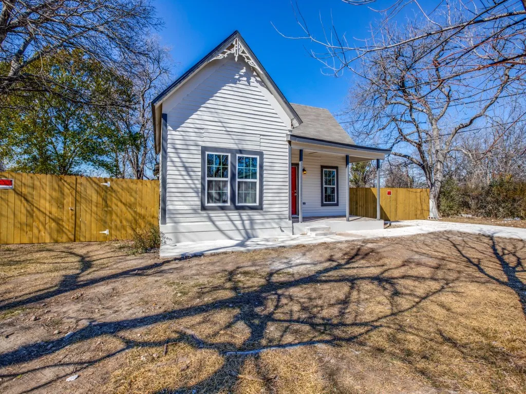 Single Family Residence For Sale in Tarrant County , 3204 5TH Avenue, Fort Worth, Texas 76110, 3 Bedroom, 2 Bathroom, Garage spaces, 1,278 Sqft, built in 1952, mls#21373188, Real Estate Agent in Fort Worth, Homes For Sale in Tarrant county, Homes For Sale in Fort Worth, Realtor in Fort Worth Texas, Real Estate Brokerage Independent Realty Texas, Luminita Cordes Realtor