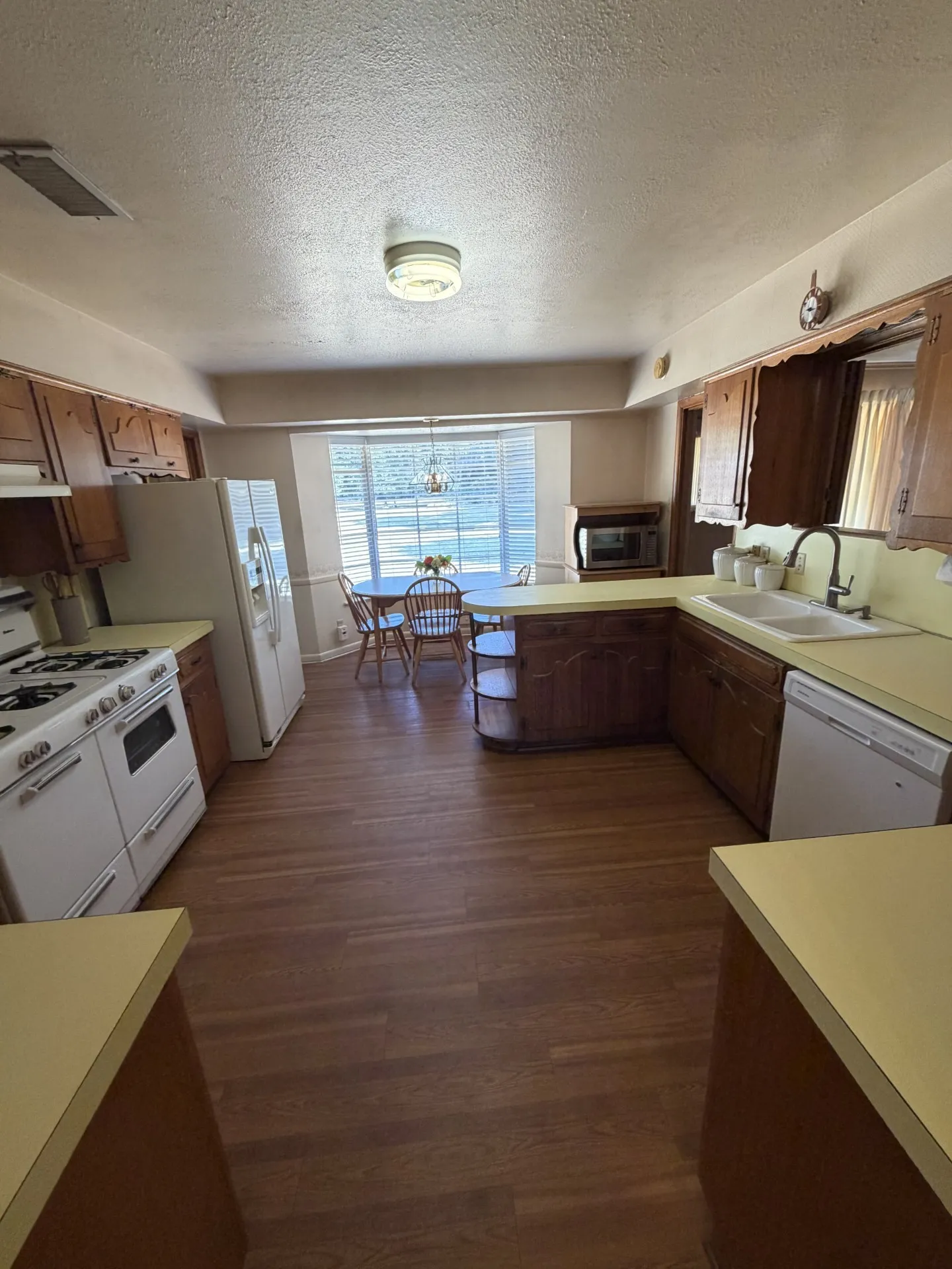 Single Family Residence For Sale in Dallas County , 1329 E UNION BOWER Road, Irving, Texas 75061, 2 Bedroom, 2 Bathroom, 2 Garage spaces, 1,423 Sqft, built in 1958, mls#21373221, Real Estate Agent in Irving, Homes For Sale in Dallas county, Homes For Sale in Irving, Realtor in Irving Texas, Real Estate Brokerage Independent Realty Texas, Luminita Cordes Realtor
