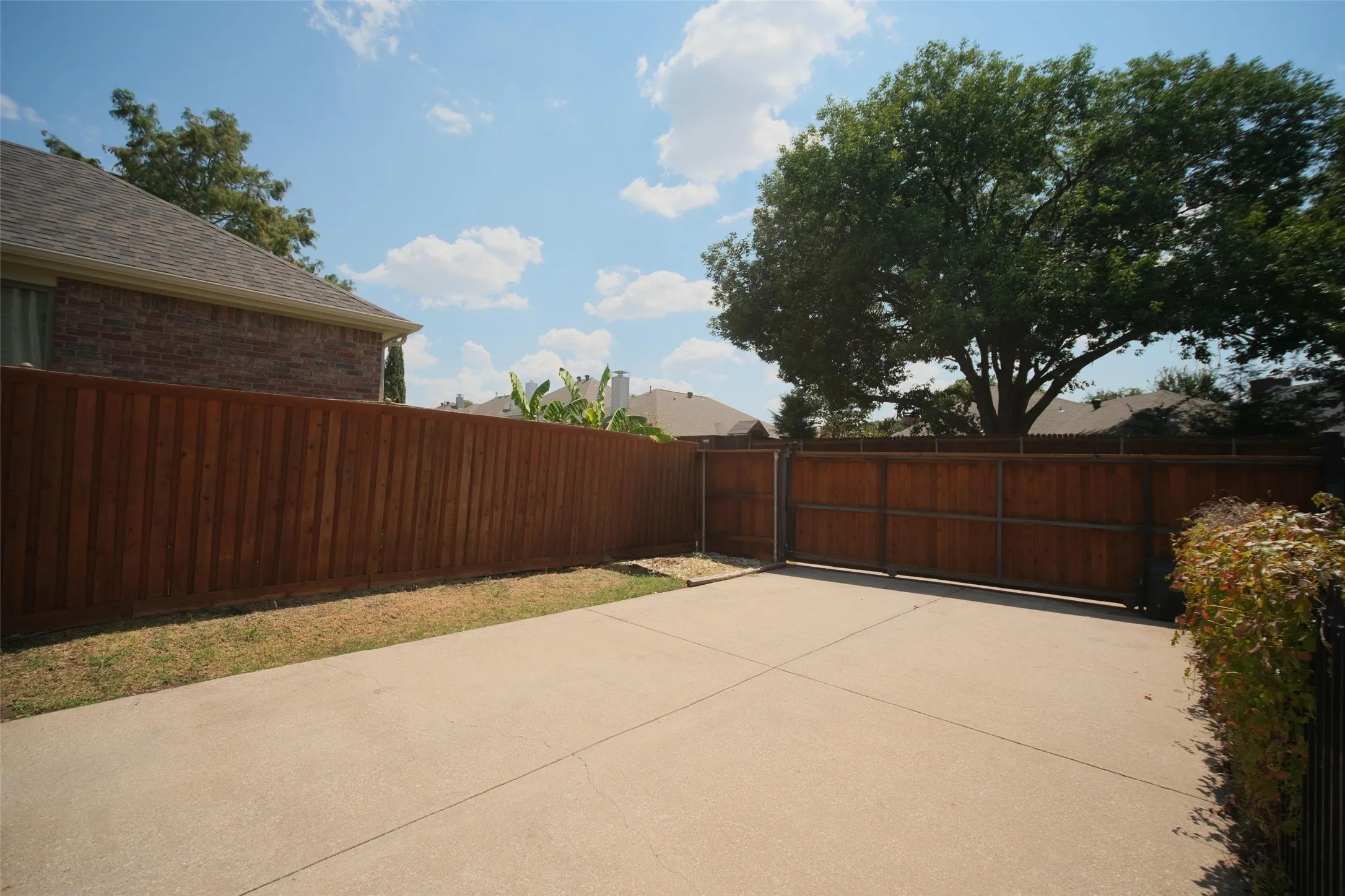 Single Family Residence For Sale in Denton County , 1804 Canoe Way, Carrollton, Texas 75010, 3 Bedroom, 3 Bathroom, 2 Garage spaces, 2,393 Sqft, built in 1992, mls#21364384, Real Estate Agent in Carrollton, Homes For Sale in Denton county, Homes For Sale in Carrollton, Realtor in Carrollton Texas, Real Estate Brokerage Independent Realty Texas, Luminita Cordes Realtor