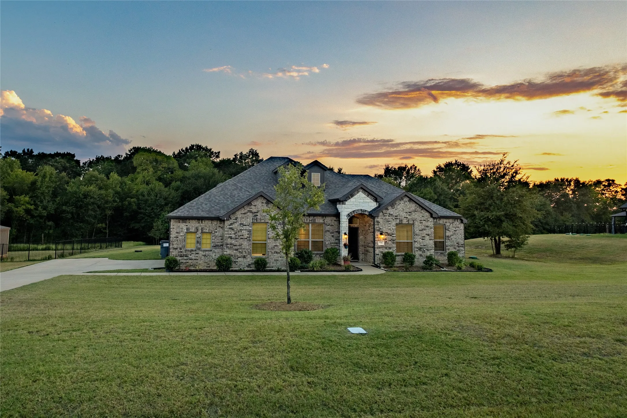 Single Family Residence For Sale in Van Zandt County , 536 Private Road 7017, Edgewood, Texas 75117, 4 Bedroom, 2 Bathroom, 2 Garage spaces, 2,118 Sqft, built in 2022, mls#21373062, Real Estate Agent in Edgewood, Homes For Sale in Van Zandt county, Homes For Sale in Edgewood, Realtor in Edgewood Texas, Real Estate Brokerage Independent Realty Texas, Luminita Cordes Realtor