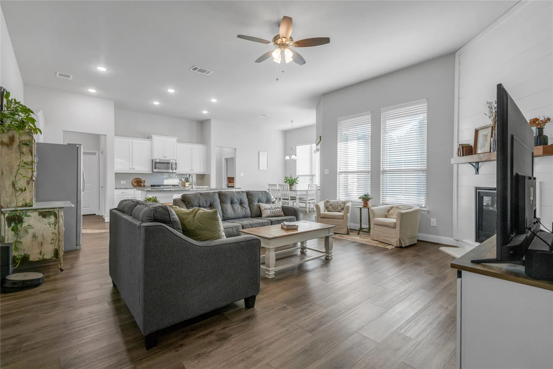 Single Family Residence For Sale in Van Zandt County , 536 Private Road 7017, Edgewood, Texas 75117, 4 Bedroom, 2 Bathroom, 2 Garage spaces, 2,118 Sqft, built in 2022, mls#21373062, Real Estate Agent in Edgewood, Homes For Sale in Van Zandt county, Homes For Sale in Edgewood, Realtor in Edgewood Texas, Real Estate Brokerage Independent Realty Texas, Luminita Cordes Realtor