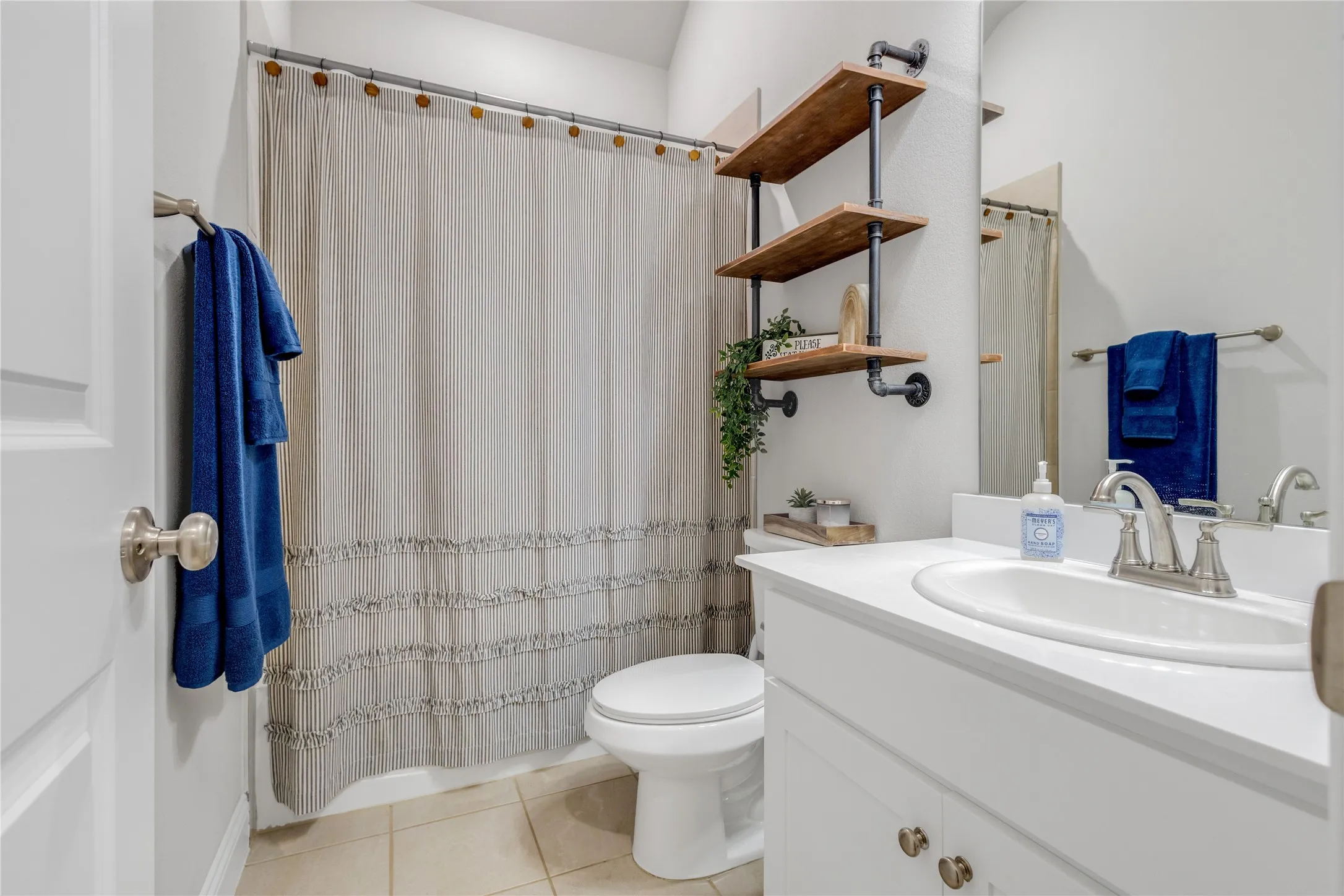 Single Family Residence For Sale in Van Zandt County , 536 Private Road 7017, Edgewood, Texas 75117, 4 Bedroom, 2 Bathroom, 2 Garage spaces, 2,118 Sqft, built in 2022, mls#21373062, Real Estate Agent in Edgewood, Homes For Sale in Van Zandt county, Homes For Sale in Edgewood, Realtor in Edgewood Texas, Real Estate Brokerage Independent Realty Texas, Luminita Cordes Realtor