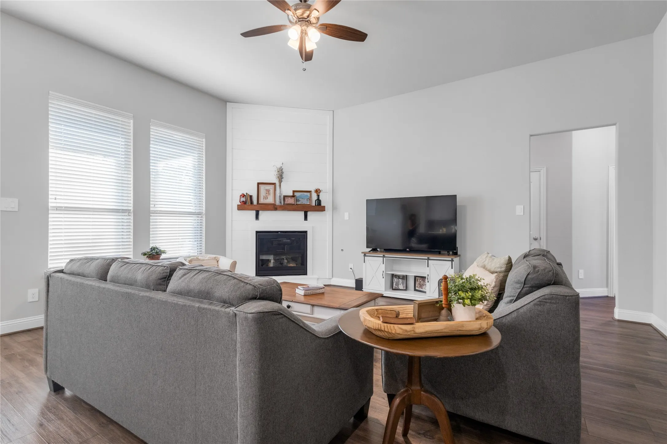 Single Family Residence For Sale in Van Zandt County , 536 Private Road 7017, Edgewood, Texas 75117, 4 Bedroom, 2 Bathroom, 2 Garage spaces, 2,118 Sqft, built in 2022, mls#21373062, Real Estate Agent in Edgewood, Homes For Sale in Van Zandt county, Homes For Sale in Edgewood, Realtor in Edgewood Texas, Real Estate Brokerage Independent Realty Texas, Luminita Cordes Realtor