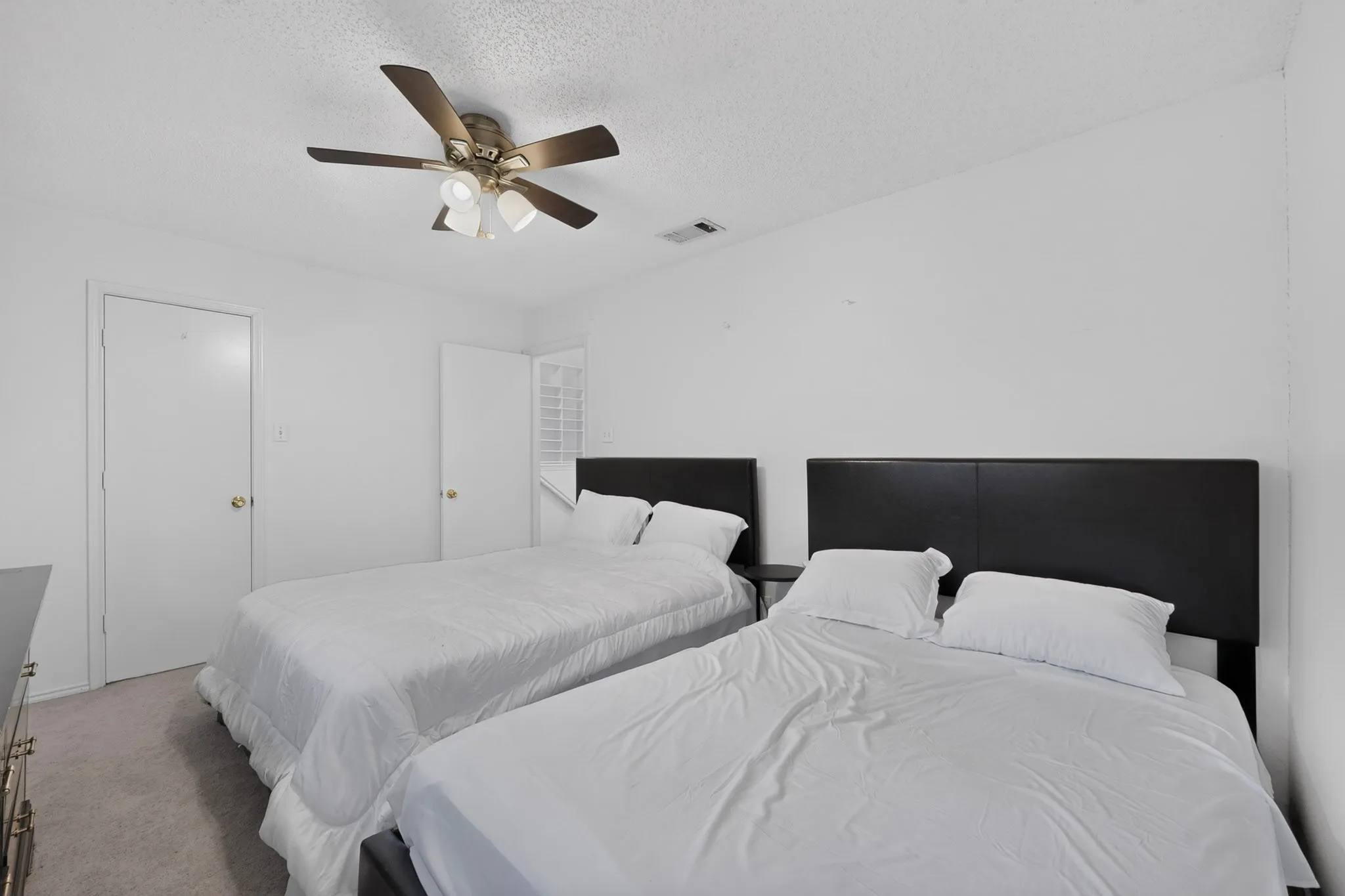 Textured ceiling with a ceiling fan light fixture