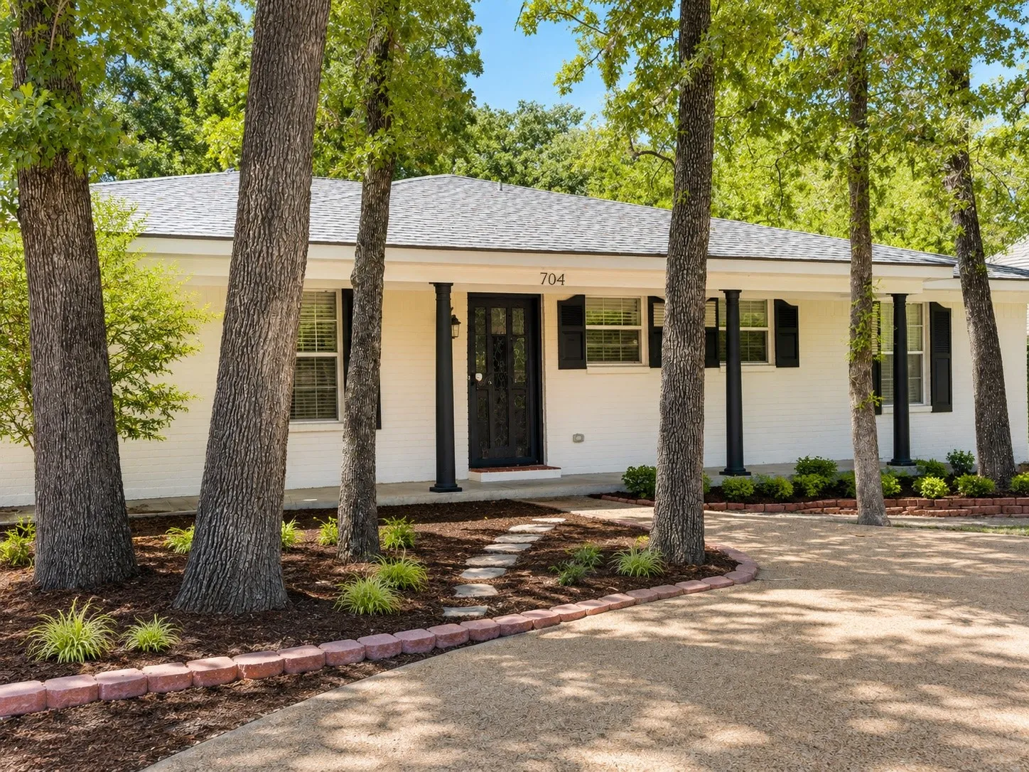Single Family Residence For Sale in Navarro County , 704 Dobbins Road, Corsicana, Texas 75110, 3 Bedroom, 2 Bathroom, 2 Garage spaces, 2,263 Sqft, built in 1970, mls#21368145, Real Estate Agent in Corsicana, Homes For Sale in Navarro county, Homes For Sale in Corsicana, Realtor in Corsicana Texas, Real Estate Brokerage Independent Realty Texas, Luminita Cordes Realtor