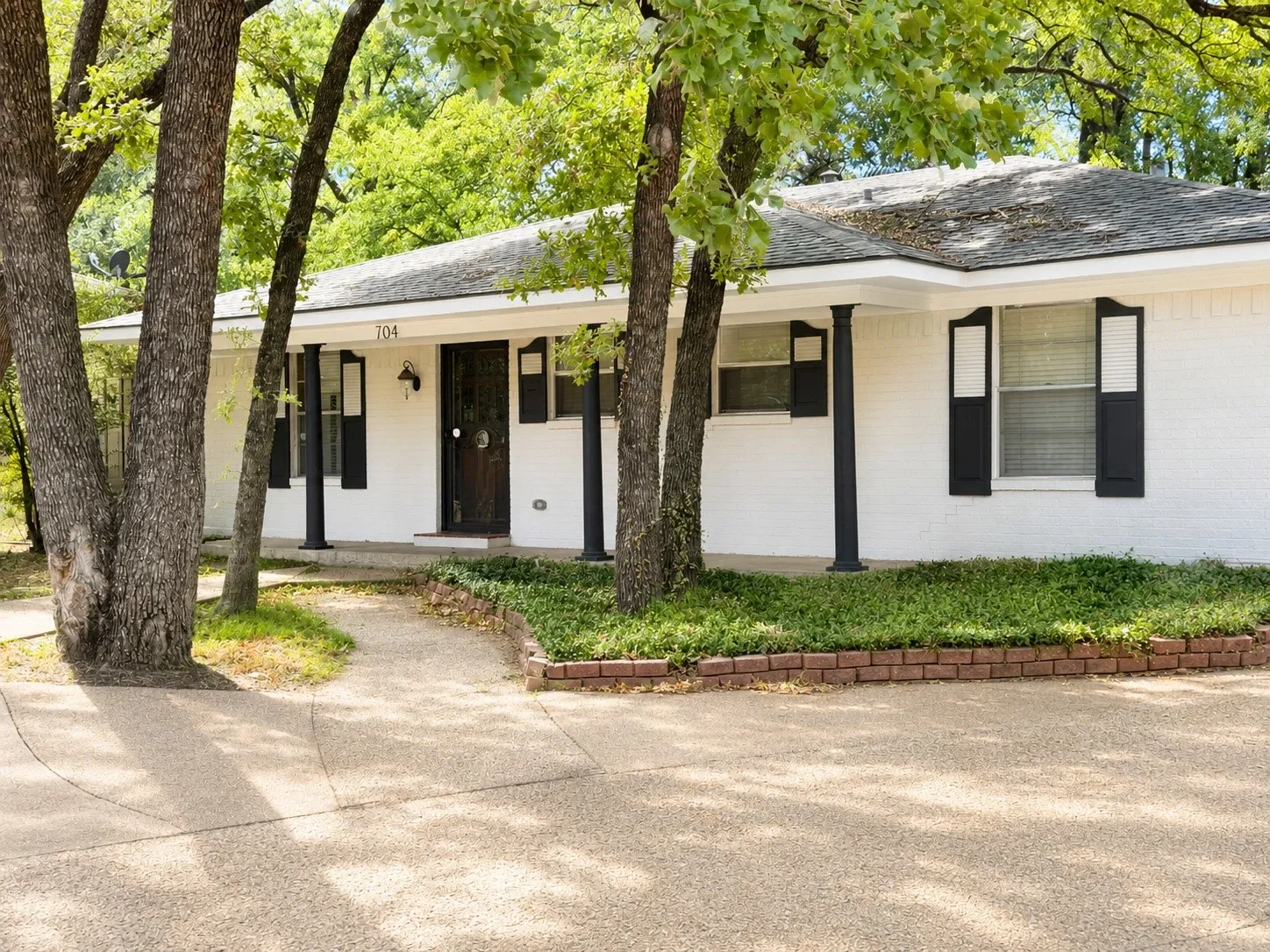 Single Family Residence For Sale in Navarro County , 704 Dobbins Road, Corsicana, Texas 75110, 3 Bedroom, 2 Bathroom, 2 Garage spaces, 2,263 Sqft, built in 1970, mls#21368145, Real Estate Agent in Corsicana, Homes For Sale in Navarro county, Homes For Sale in Corsicana, Realtor in Corsicana Texas, Real Estate Brokerage Independent Realty Texas, Luminita Cordes Realtor