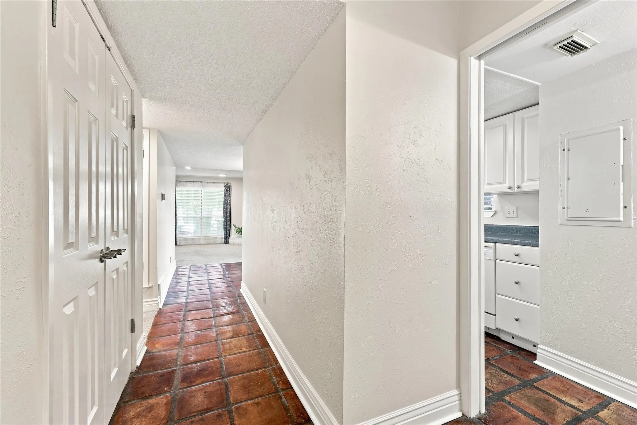 Condominium For Sale in Tarrant County , 4916 Byers Avenue A, Fort Worth, Texas 76107, 2 Bedroom, 2 Bathroom, Garage spaces, 1,026 Sqft, built in 1983, mls#21372339, Real Estate Agent in Fort Worth, Homes For Sale in Tarrant county, Homes For Sale in Fort Worth, Realtor in Fort Worth Texas, Real Estate Brokerage Independent Realty Texas, Luminita Cordes Realtor