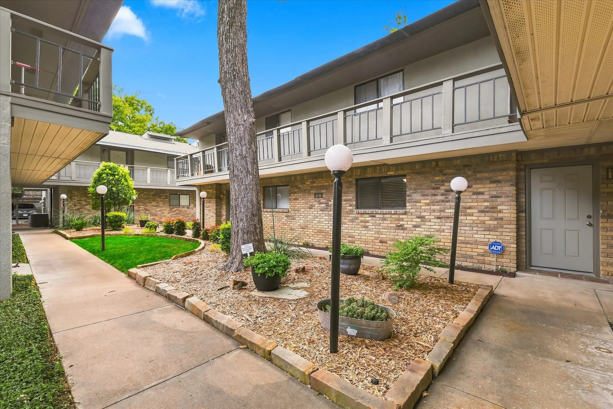 Condominium For Sale in Tarrant County , 4916 Byers Avenue A, Fort Worth, Texas 76107, 2 Bedroom, 2 Bathroom, Garage spaces, 1,026 Sqft, built in 1983, mls#21372339, Real Estate Agent in Fort Worth, Homes For Sale in Tarrant county, Homes For Sale in Fort Worth, Realtor in Fort Worth Texas, Real Estate Brokerage Independent Realty Texas, Luminita Cordes Realtor