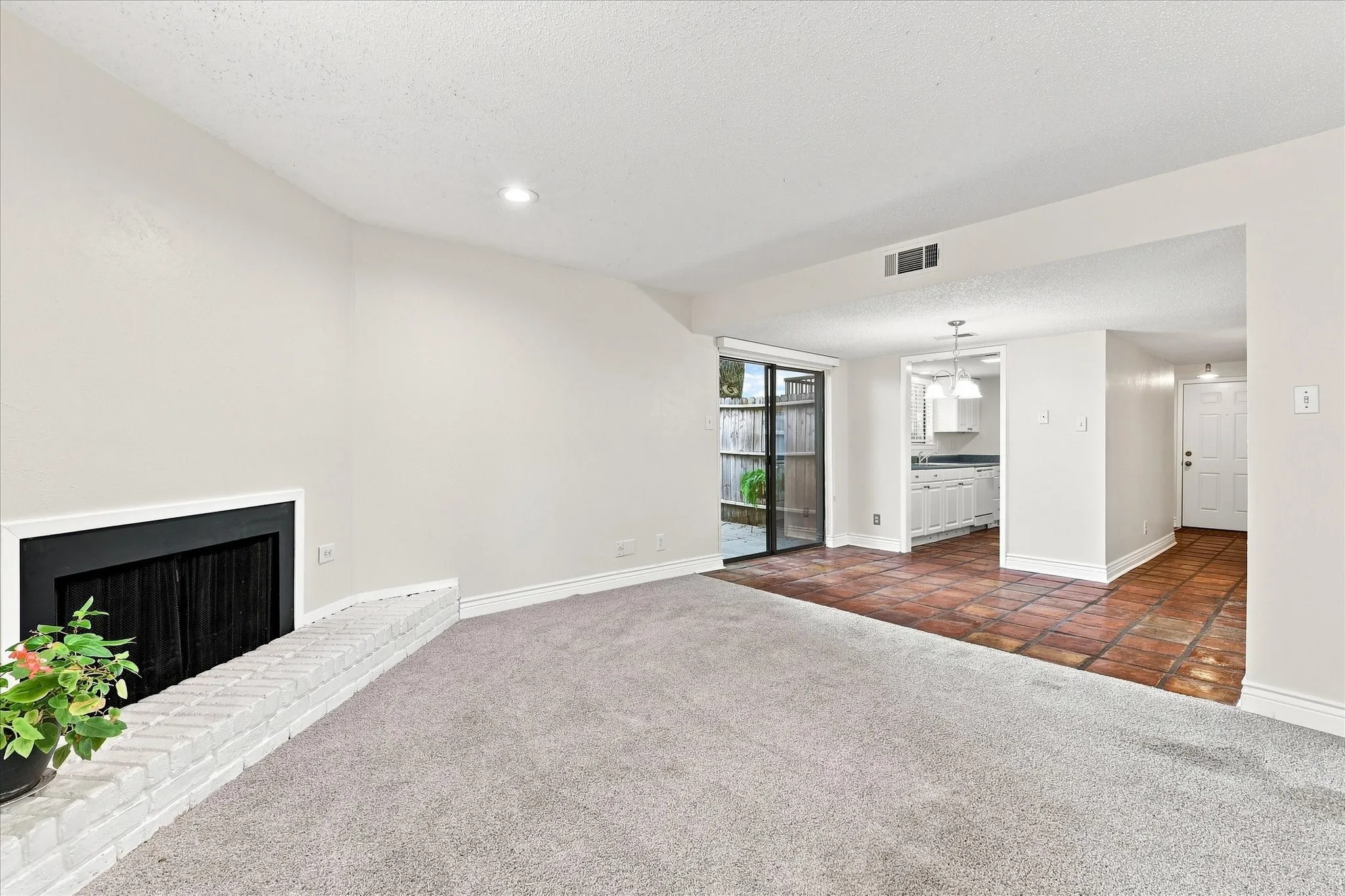 Condominium For Sale in Tarrant County , 4916 Byers Avenue A, Fort Worth, Texas 76107, 2 Bedroom, 2 Bathroom, Garage spaces, 1,026 Sqft, built in 1983, mls#21372339, Real Estate Agent in Fort Worth, Homes For Sale in Tarrant county, Homes For Sale in Fort Worth, Realtor in Fort Worth Texas, Real Estate Brokerage Independent Realty Texas, Luminita Cordes Realtor