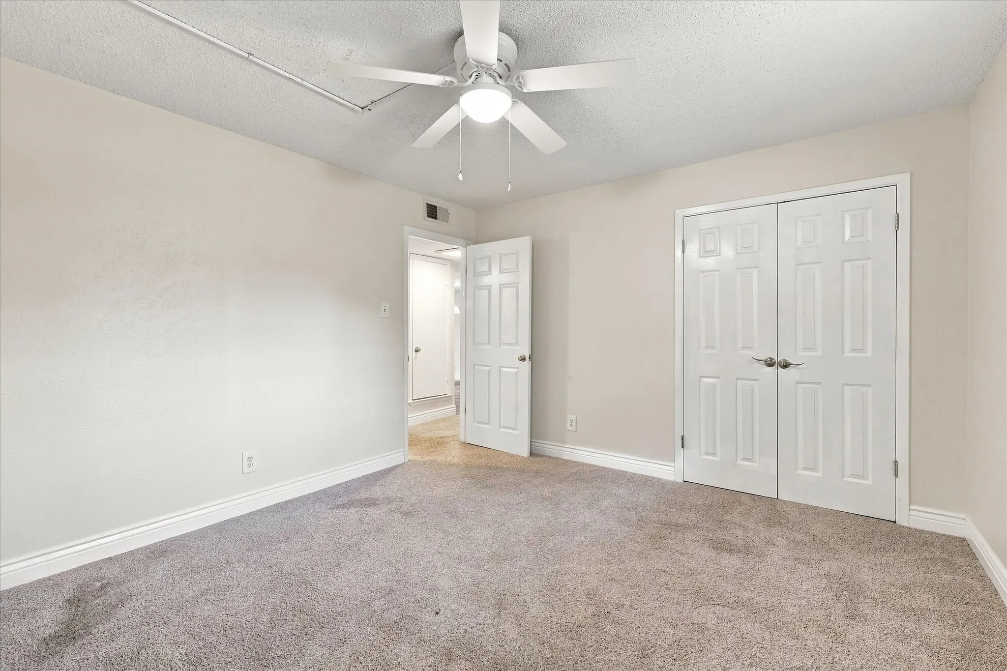 Condominium For Sale in Tarrant County , 4916 Byers Avenue A, Fort Worth, Texas 76107, 2 Bedroom, 2 Bathroom, Garage spaces, 1,026 Sqft, built in 1983, mls#21372339, Real Estate Agent in Fort Worth, Homes For Sale in Tarrant county, Homes For Sale in Fort Worth, Realtor in Fort Worth Texas, Real Estate Brokerage Independent Realty Texas, Luminita Cordes Realtor