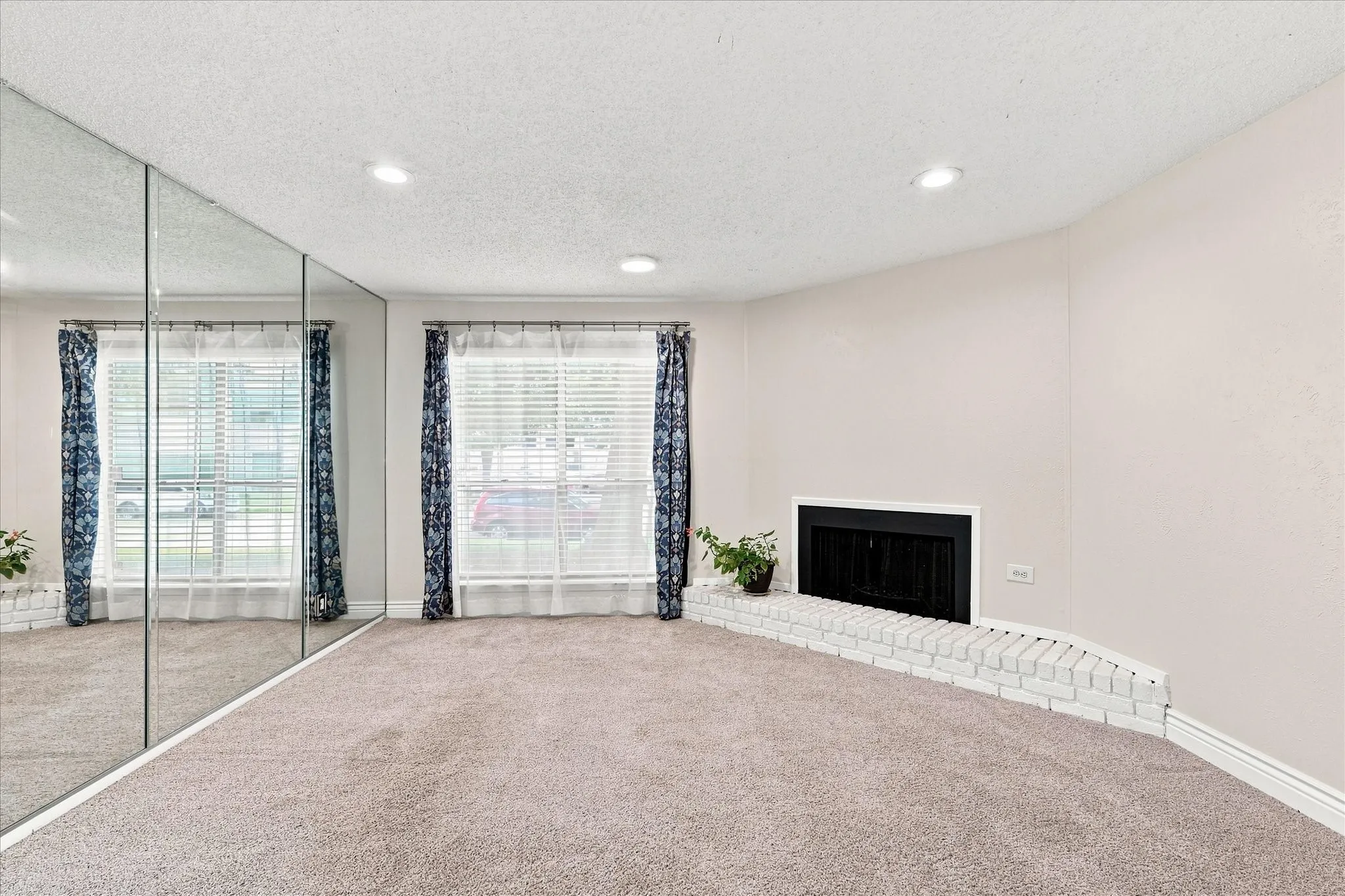 Condominium For Sale in Tarrant County , 4916 Byers Avenue A, Fort Worth, Texas 76107, 2 Bedroom, 2 Bathroom, Garage spaces, 1,026 Sqft, built in 1983, mls#21372339, Real Estate Agent in Fort Worth, Homes For Sale in Tarrant county, Homes For Sale in Fort Worth, Realtor in Fort Worth Texas, Real Estate Brokerage Independent Realty Texas, Luminita Cordes Realtor