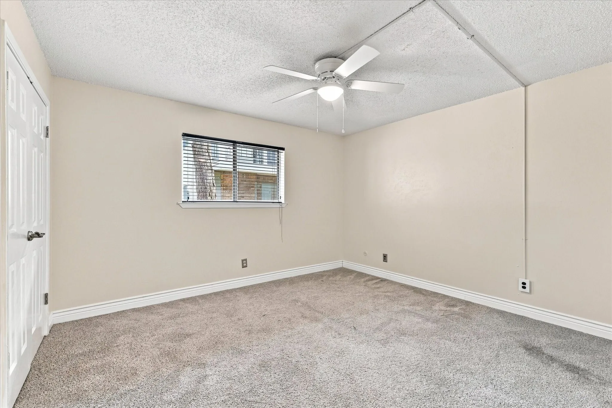 Condominium For Sale in Tarrant County , 4916 Byers Avenue A, Fort Worth, Texas 76107, 2 Bedroom, 2 Bathroom, Garage spaces, 1,026 Sqft, built in 1983, mls#21372339, Real Estate Agent in Fort Worth, Homes For Sale in Tarrant county, Homes For Sale in Fort Worth, Realtor in Fort Worth Texas, Real Estate Brokerage Independent Realty Texas, Luminita Cordes Realtor