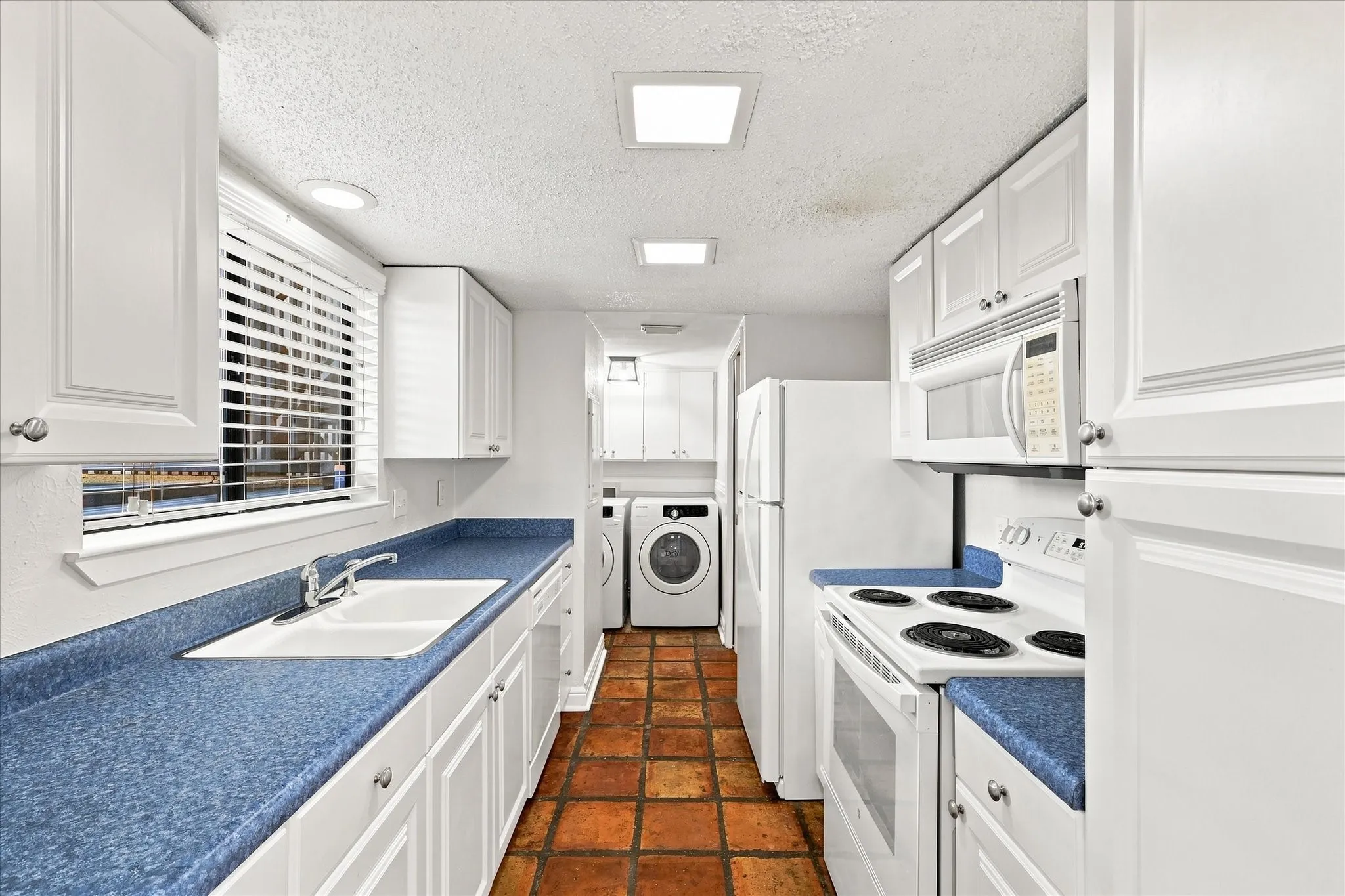 Condominium For Sale in Tarrant County , 4916 Byers Avenue A, Fort Worth, Texas 76107, 2 Bedroom, 2 Bathroom, Garage spaces, 1,026 Sqft, built in 1983, mls#21372339, Real Estate Agent in Fort Worth, Homes For Sale in Tarrant county, Homes For Sale in Fort Worth, Realtor in Fort Worth Texas, Real Estate Brokerage Independent Realty Texas, Luminita Cordes Realtor