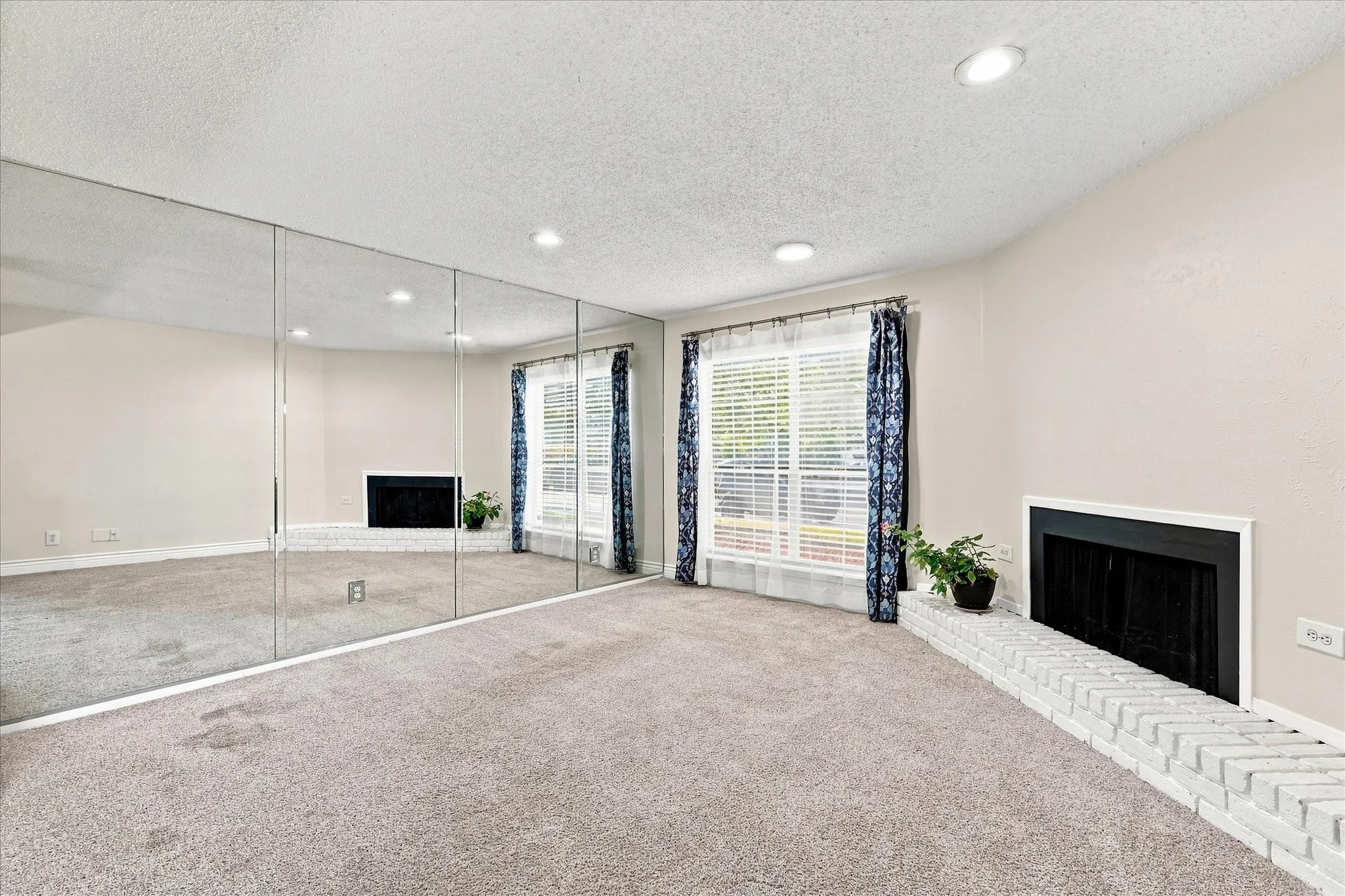 Condominium For Sale in Tarrant County , 4916 Byers Avenue A, Fort Worth, Texas 76107, 2 Bedroom, 2 Bathroom, Garage spaces, 1,026 Sqft, built in 1983, mls#21372339, Real Estate Agent in Fort Worth, Homes For Sale in Tarrant county, Homes For Sale in Fort Worth, Realtor in Fort Worth Texas, Real Estate Brokerage Independent Realty Texas, Luminita Cordes Realtor