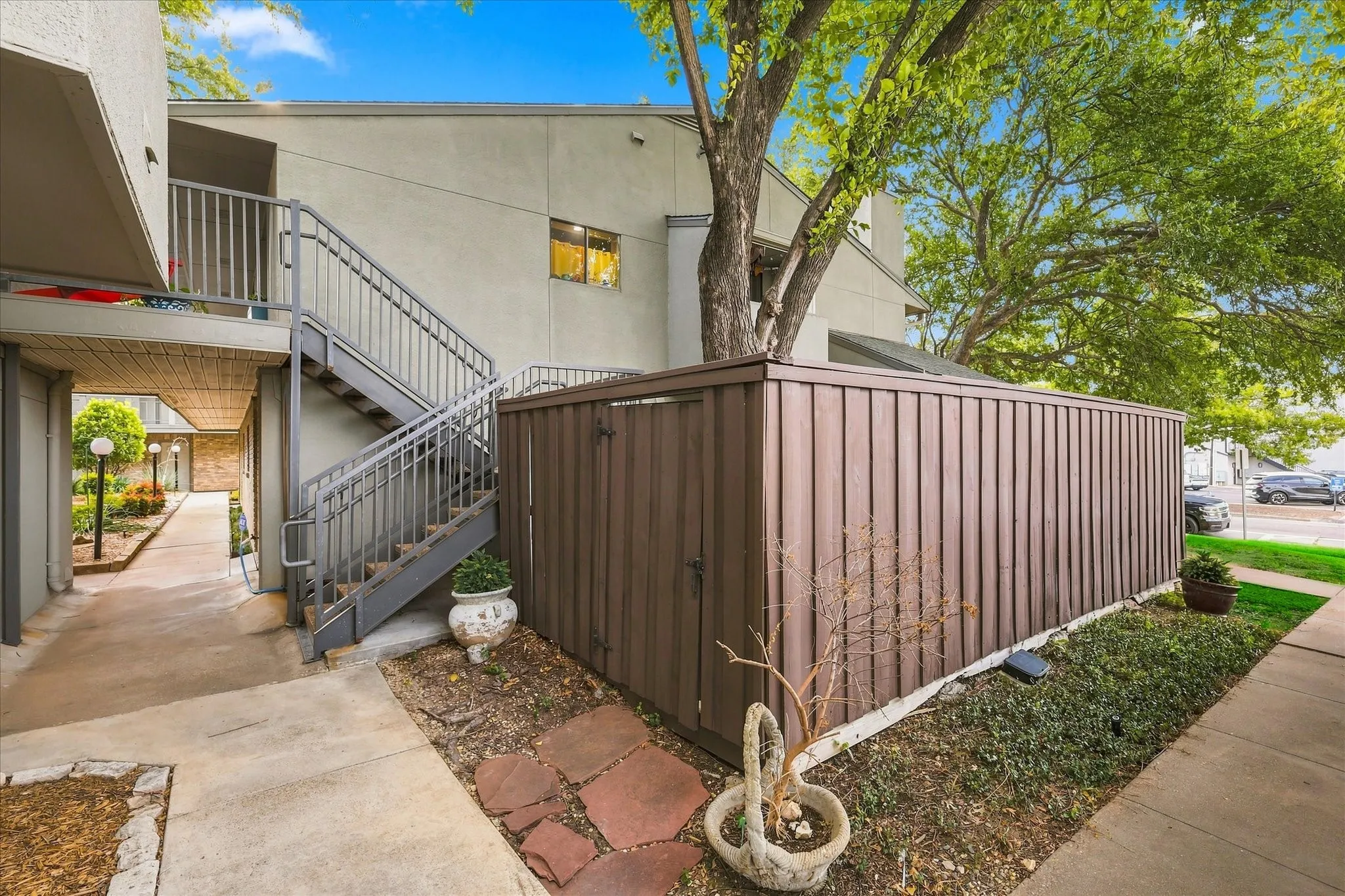 Condominium For Sale in Tarrant County , 4916 Byers Avenue A, Fort Worth, Texas 76107, 2 Bedroom, 2 Bathroom, Garage spaces, 1,026 Sqft, built in 1983, mls#21372339, Real Estate Agent in Fort Worth, Homes For Sale in Tarrant county, Homes For Sale in Fort Worth, Realtor in Fort Worth Texas, Real Estate Brokerage Independent Realty Texas, Luminita Cordes Realtor