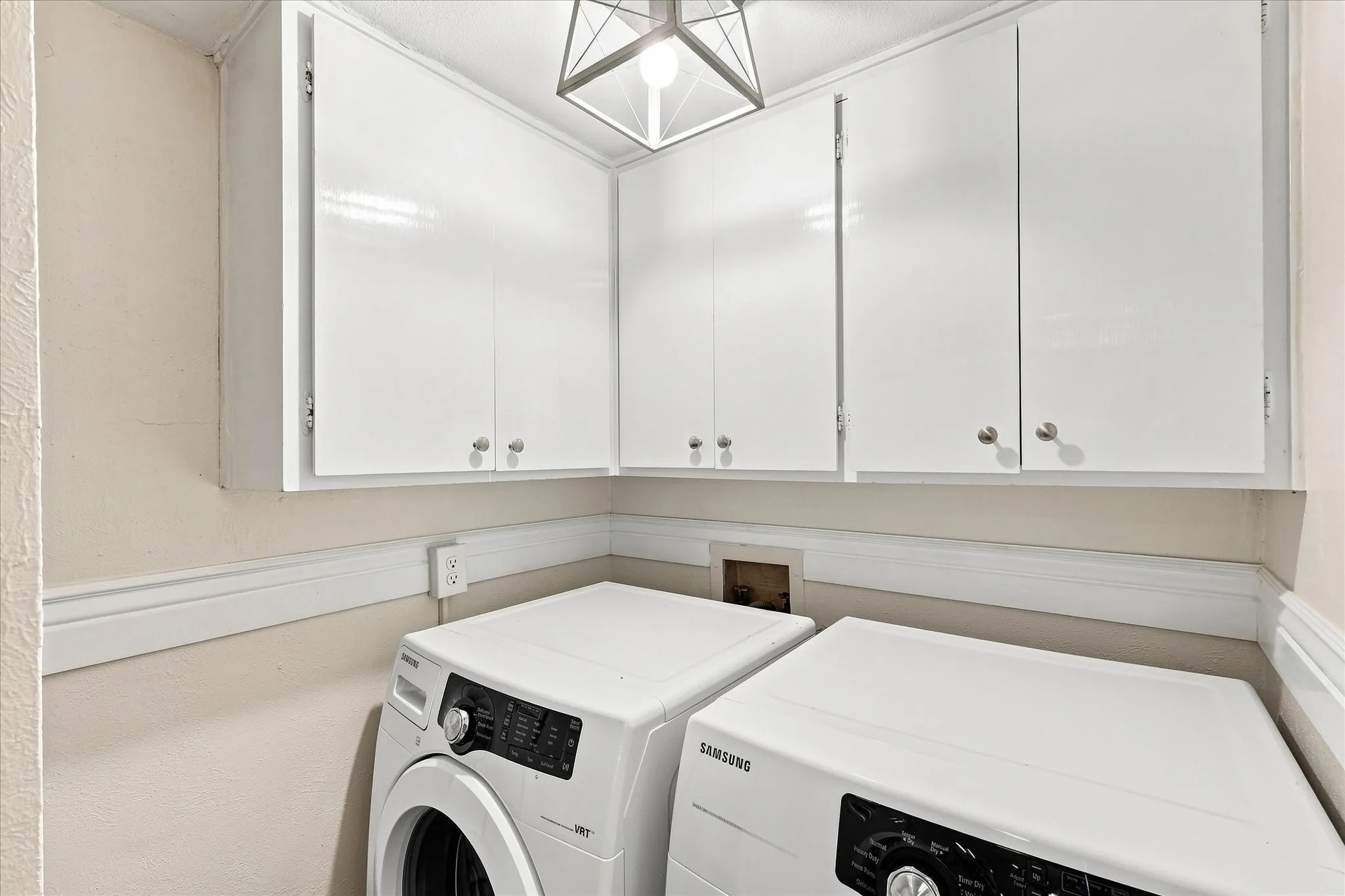 Condominium For Sale in Tarrant County , 4916 Byers Avenue A, Fort Worth, Texas 76107, 2 Bedroom, 2 Bathroom, Garage spaces, 1,026 Sqft, built in 1983, mls#21372339, Real Estate Agent in Fort Worth, Homes For Sale in Tarrant county, Homes For Sale in Fort Worth, Realtor in Fort Worth Texas, Real Estate Brokerage Independent Realty Texas, Luminita Cordes Realtor
