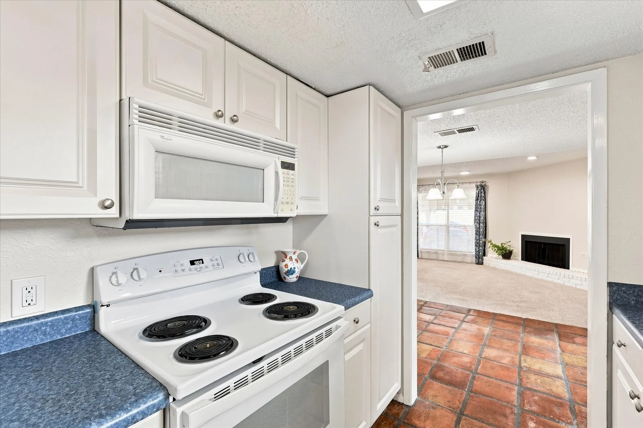 Condominium For Sale in Tarrant County , 4916 Byers Avenue A, Fort Worth, Texas 76107, 2 Bedroom, 2 Bathroom, Garage spaces, 1,026 Sqft, built in 1983, mls#21372339, Real Estate Agent in Fort Worth, Homes For Sale in Tarrant county, Homes For Sale in Fort Worth, Realtor in Fort Worth Texas, Real Estate Brokerage Independent Realty Texas, Luminita Cordes Realtor