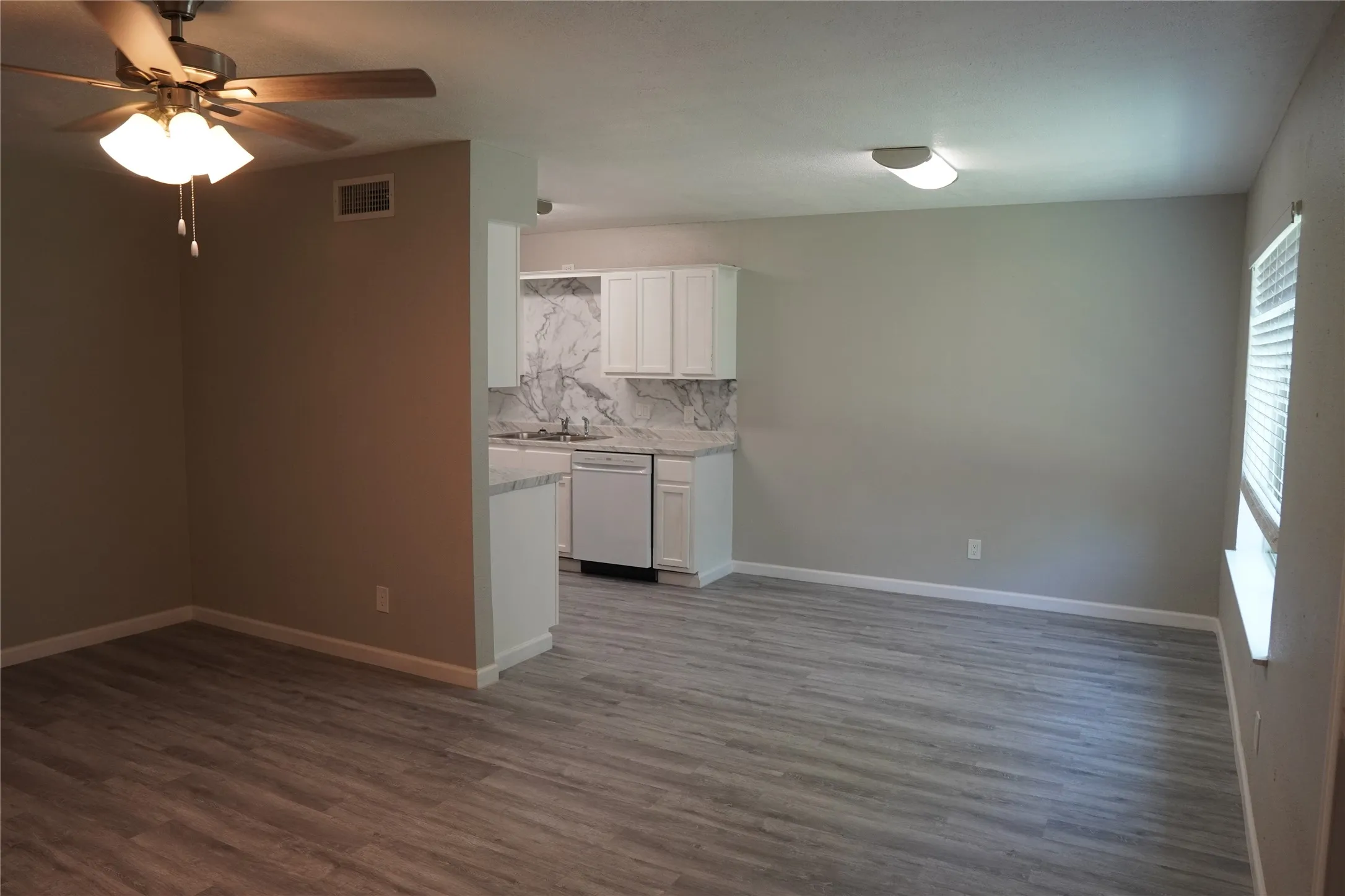 Apartment For Rent in Tarrant County , 6754 Trail Lake Drive B, Fort Worth, Texas 76133, 2 Bedroom, 2 Bathroom, Garage spaces, 1,064 Sqft, built in 1971, mls#21373206, Real Estate Agent in Fort Worth, Homes For Rent in Tarrant county, Homes For Rent in Fort Worth, Realtor in Fort Worth Texas, Real Estate Brokerage Independent Realty Texas, Luminita Cordes Realtor