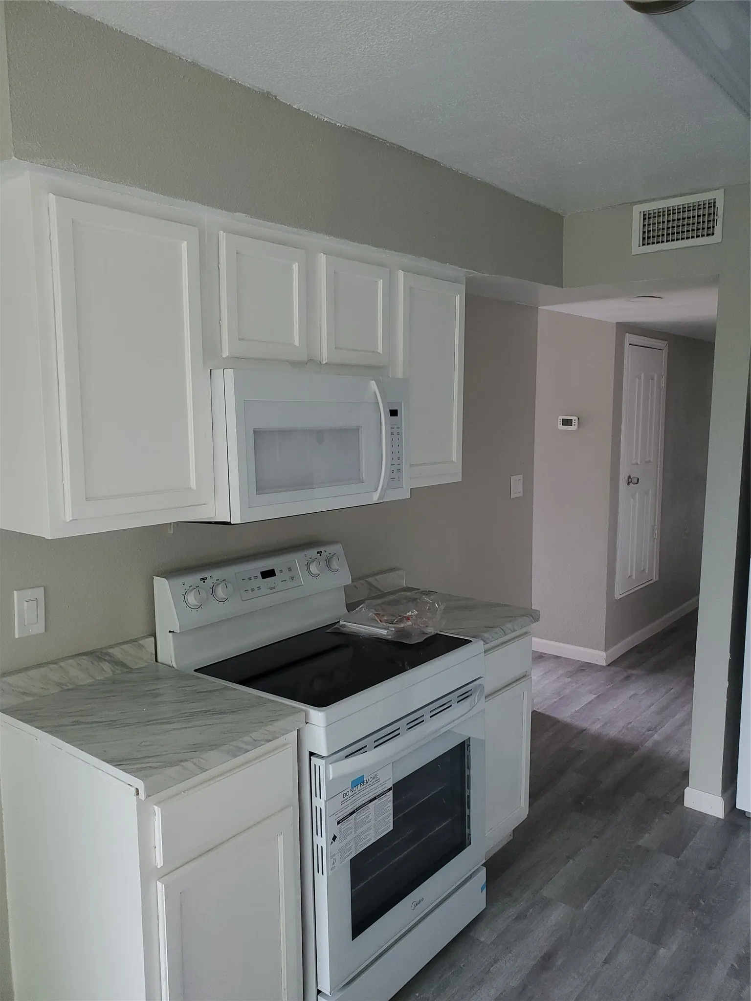 Apartment For Rent in Tarrant County , 6754 Trail Lake Drive B, Fort Worth, Texas 76133, 2 Bedroom, 2 Bathroom, Garage spaces, 1,064 Sqft, built in 1971, mls#21373206, Real Estate Agent in Fort Worth, Homes For Rent in Tarrant county, Homes For Rent in Fort Worth, Realtor in Fort Worth Texas, Real Estate Brokerage Independent Realty Texas, Luminita Cordes Realtor