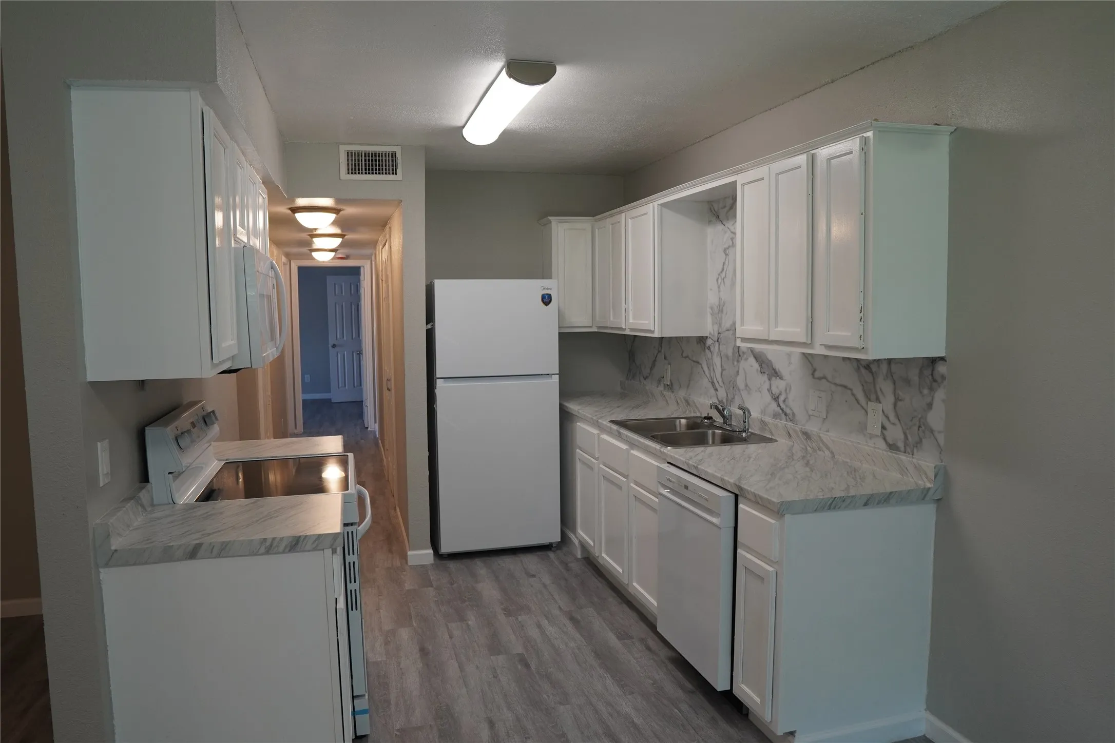 Apartment For Rent in Tarrant County , 6754 Trail Lake Drive B, Fort Worth, Texas 76133, 2 Bedroom, 2 Bathroom, Garage spaces, 1,064 Sqft, built in 1971, mls#21373206, Real Estate Agent in Fort Worth, Homes For Rent in Tarrant county, Homes For Rent in Fort Worth, Realtor in Fort Worth Texas, Real Estate Brokerage Independent Realty Texas, Luminita Cordes Realtor